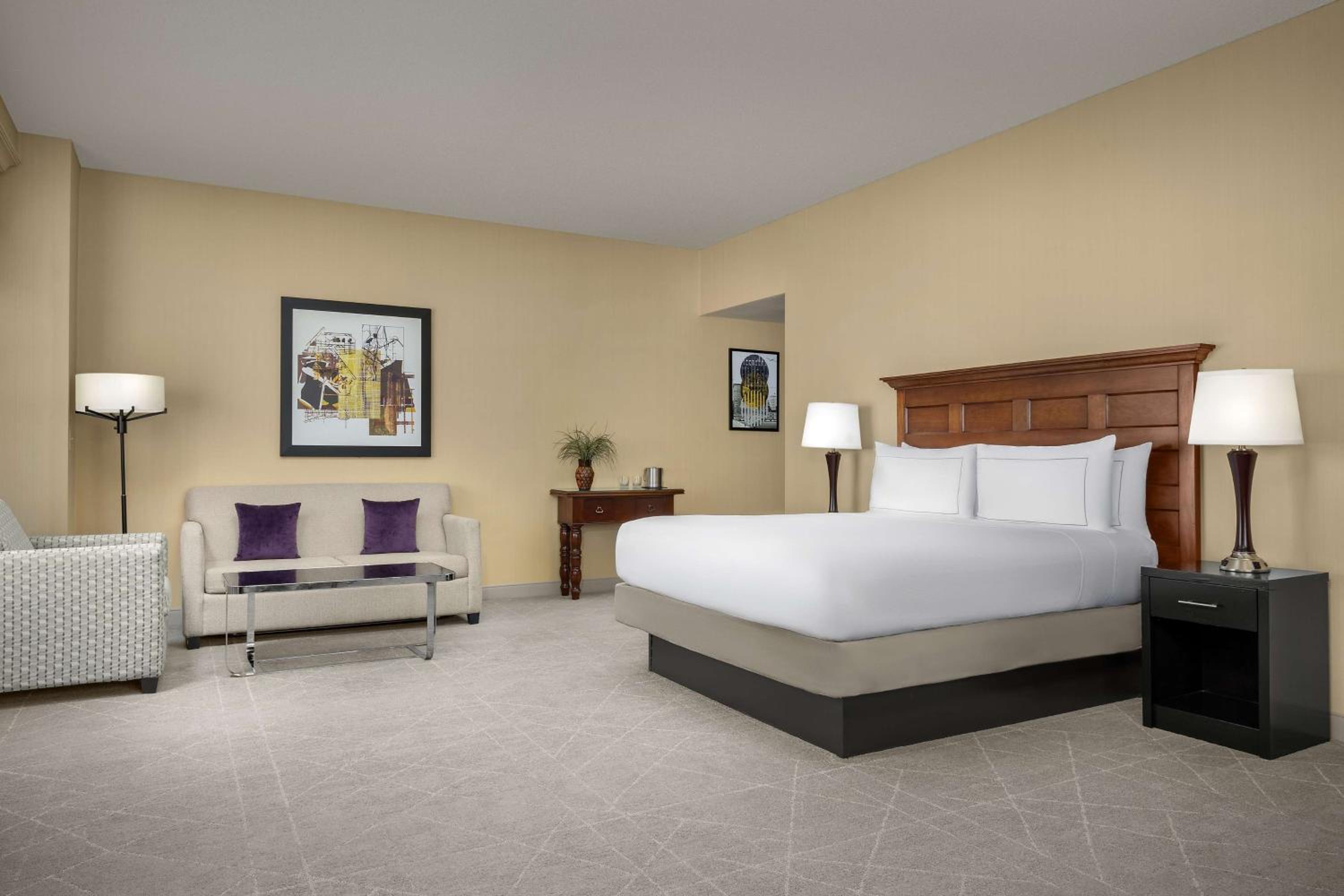 King Corner Room with Sofa Bed - Non-Smoking - Photo 1