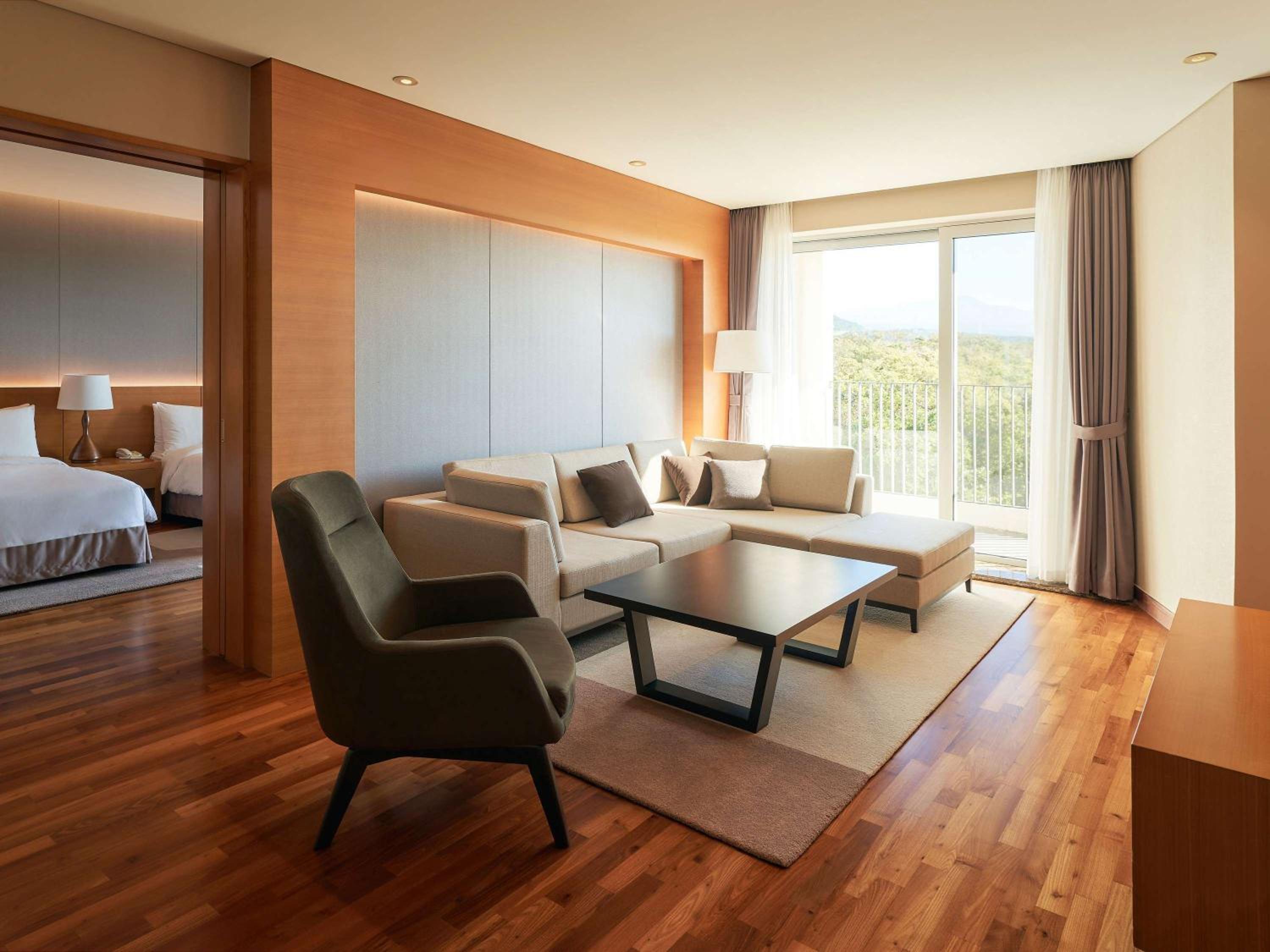 Executive Suite - Photo 8