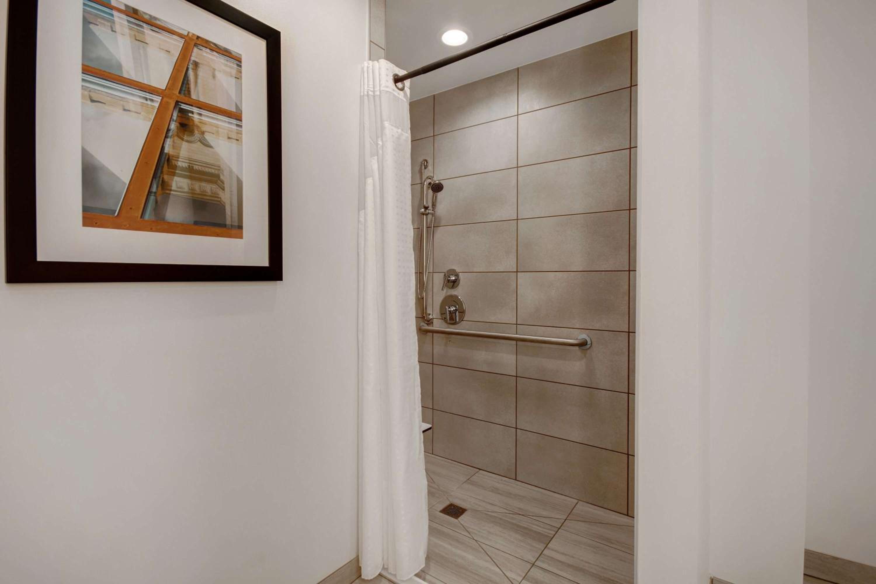 Queen Room with Two Queen Beds and Roll-In Shower - Disability Access - Photo 3