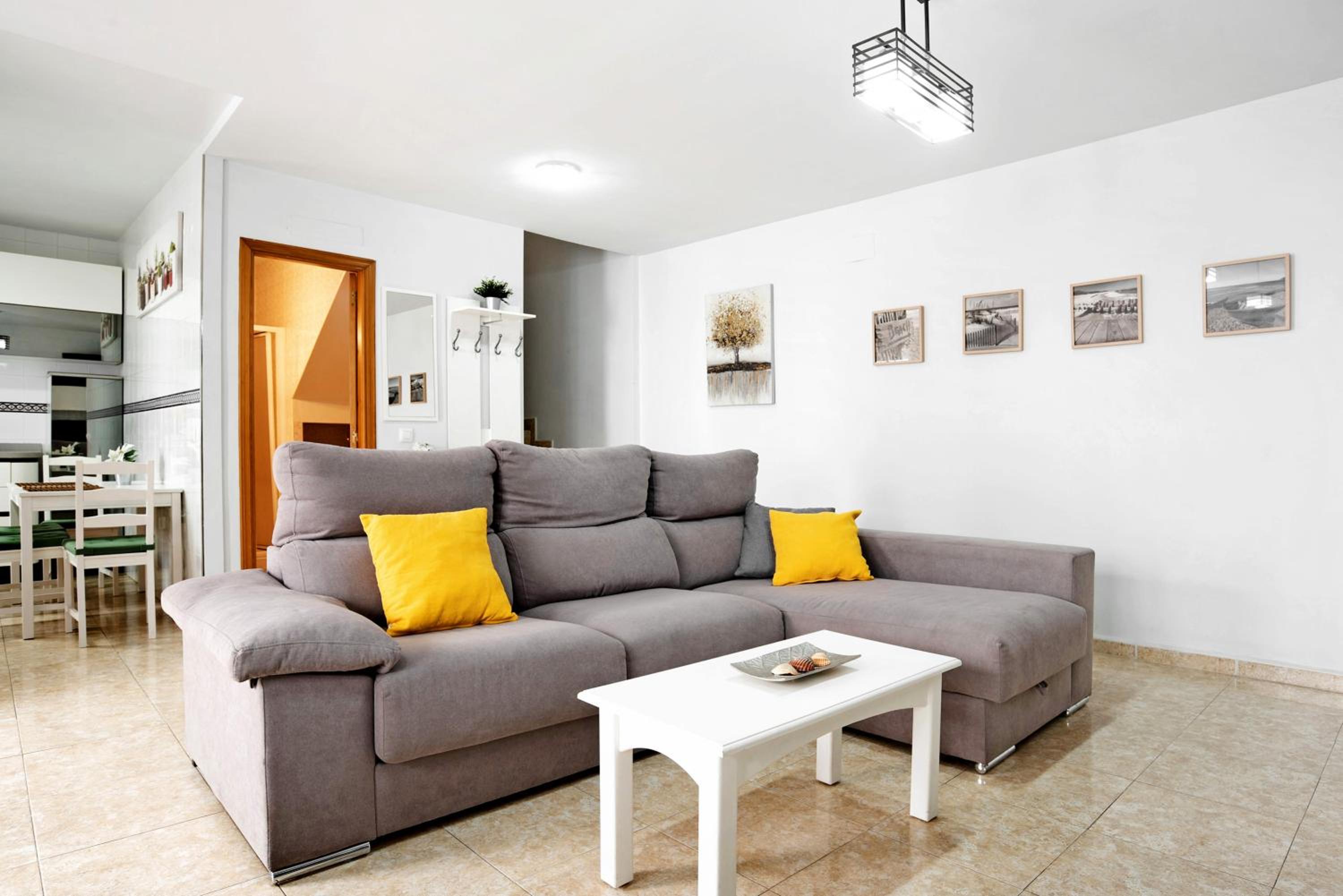 Three-Bedroom Premium Apartment with Balcony photo 2