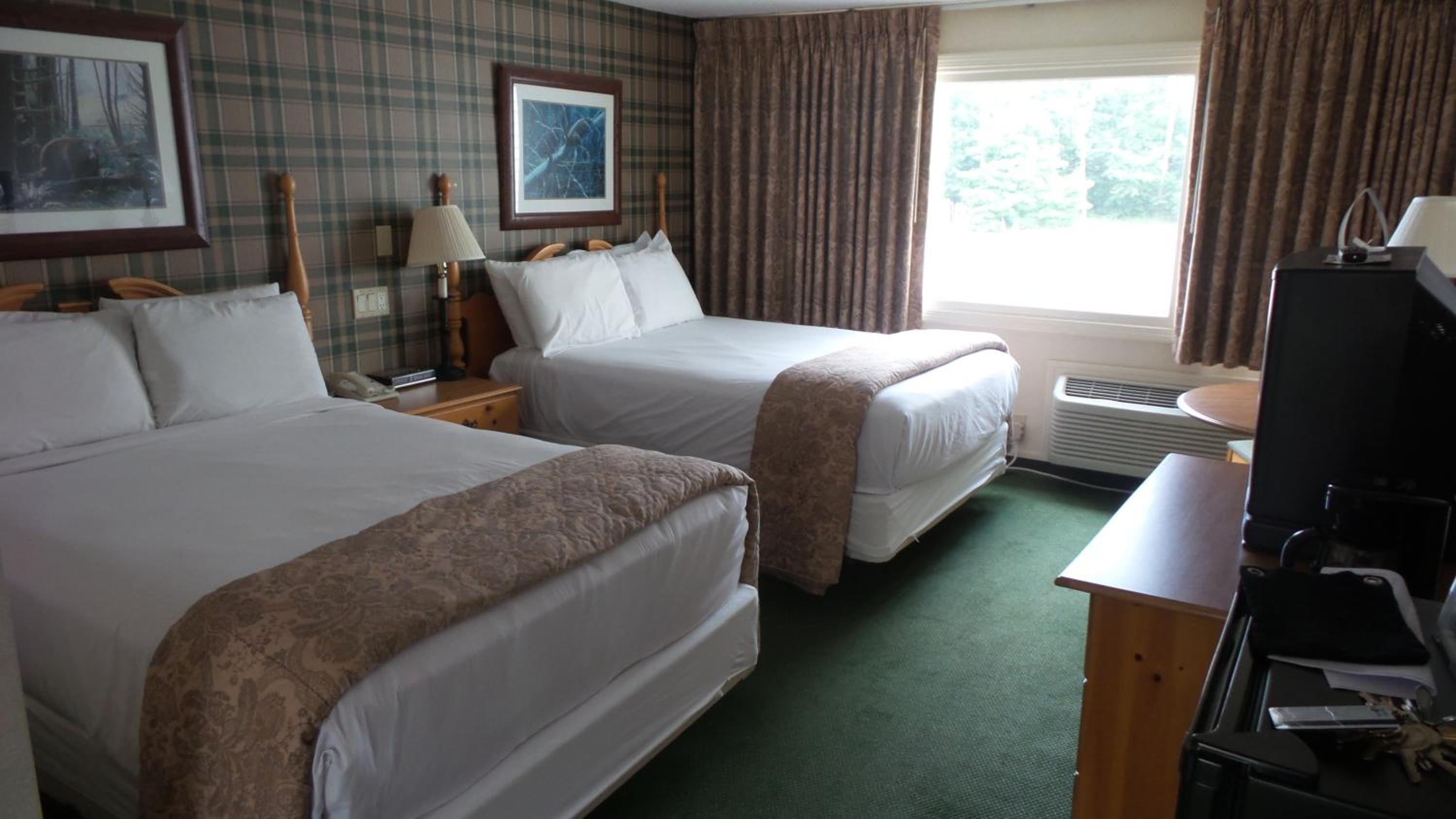 Queen Room with Two Queen Beds - Photo 2