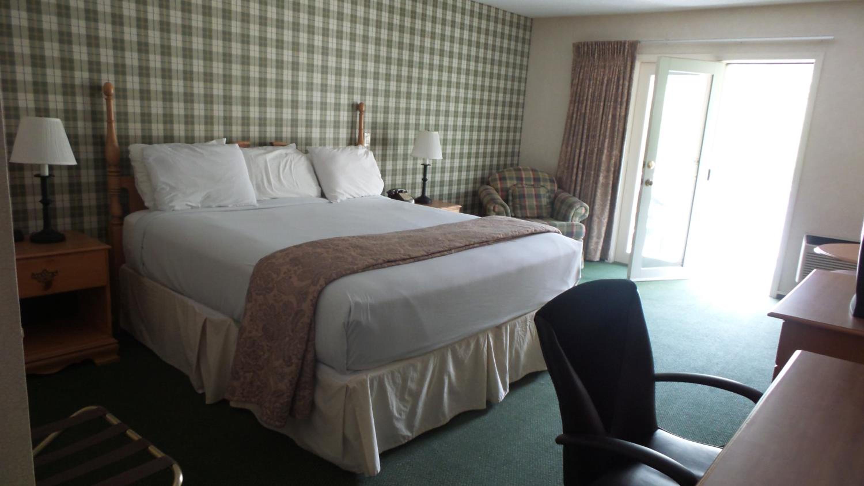 King Room with Balcony - Non Smoking/Interior Hall - Photo 4