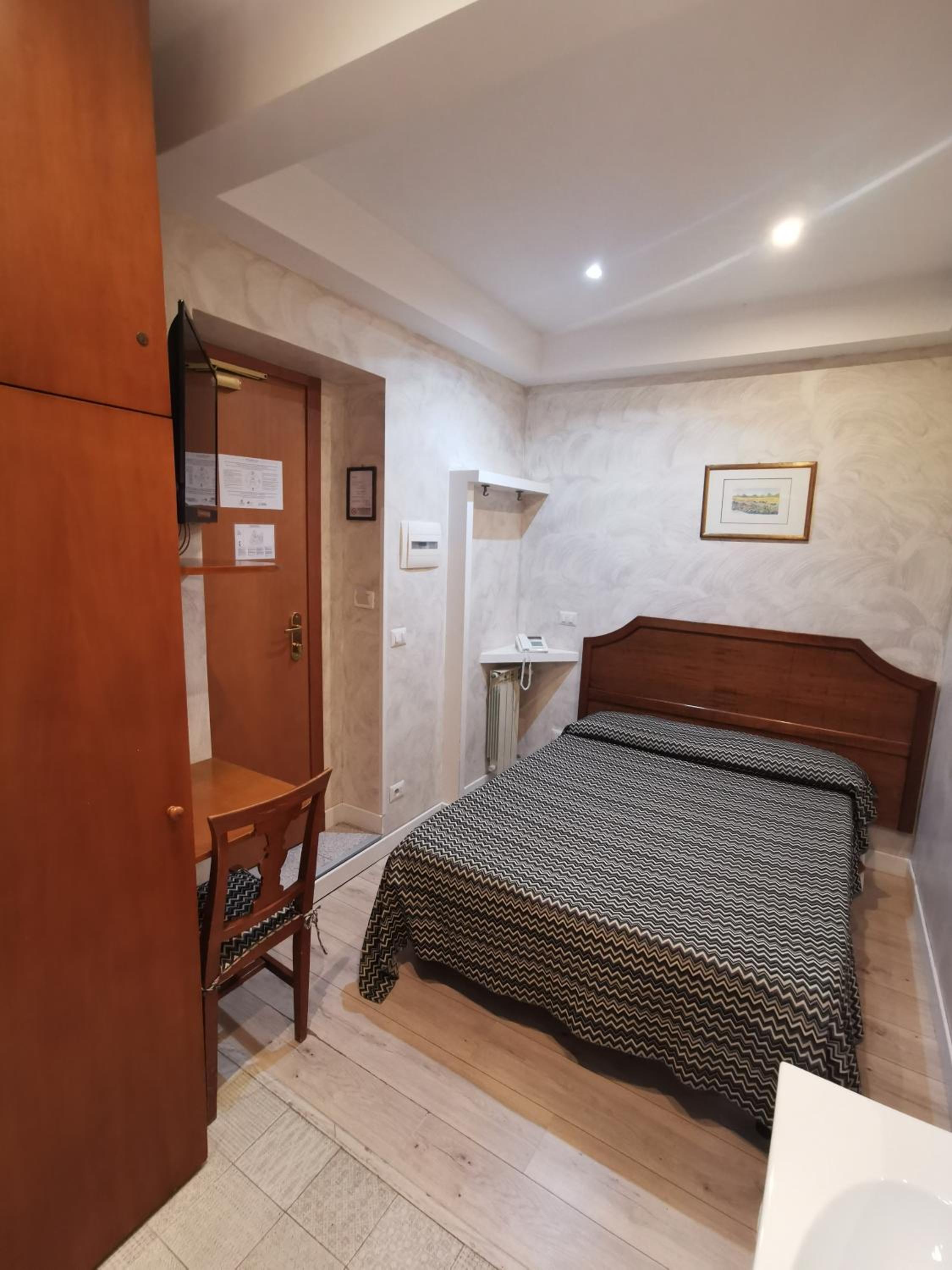 Budget Single Room thumbnail 5