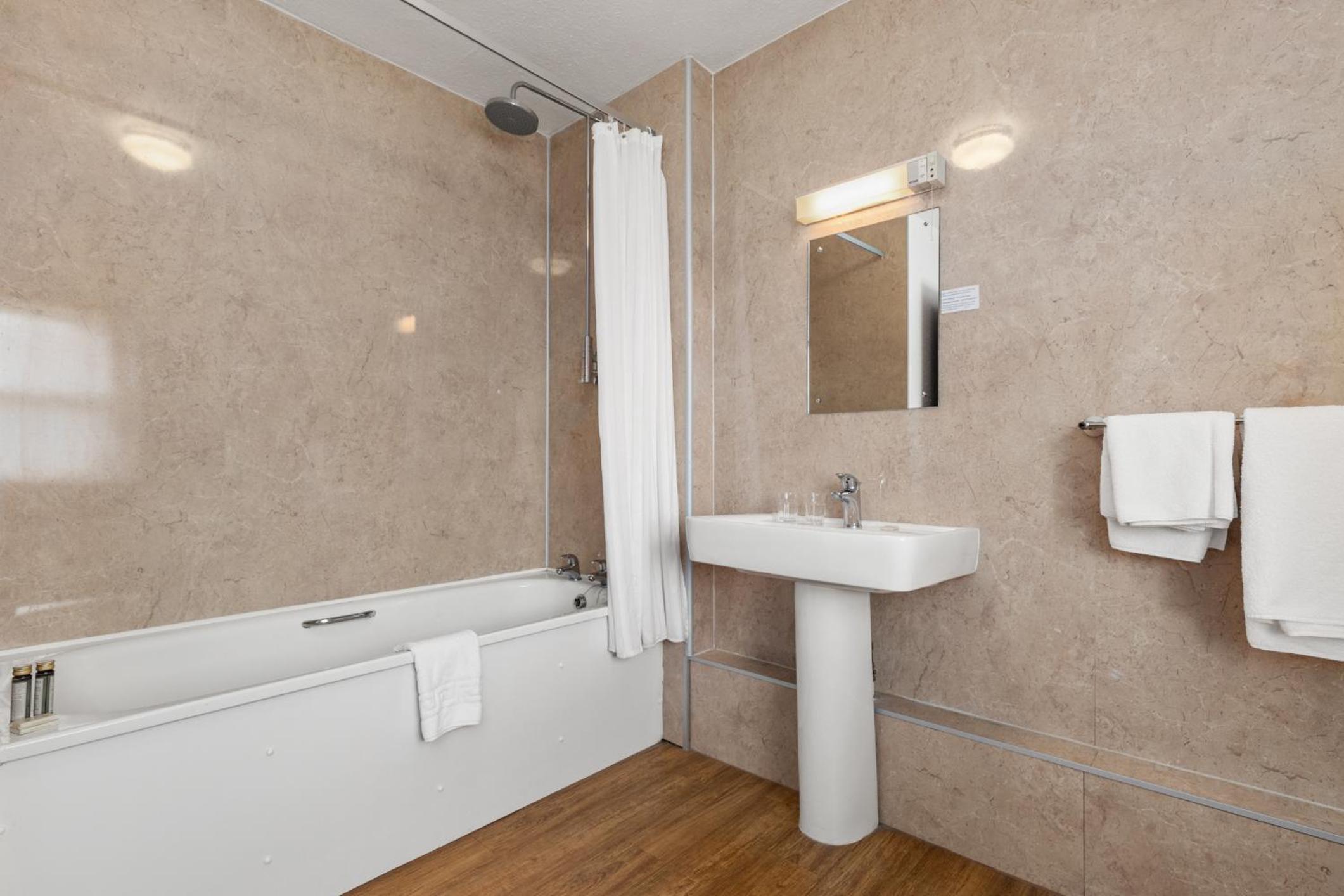 Double Room with Private Bathroom photo 2