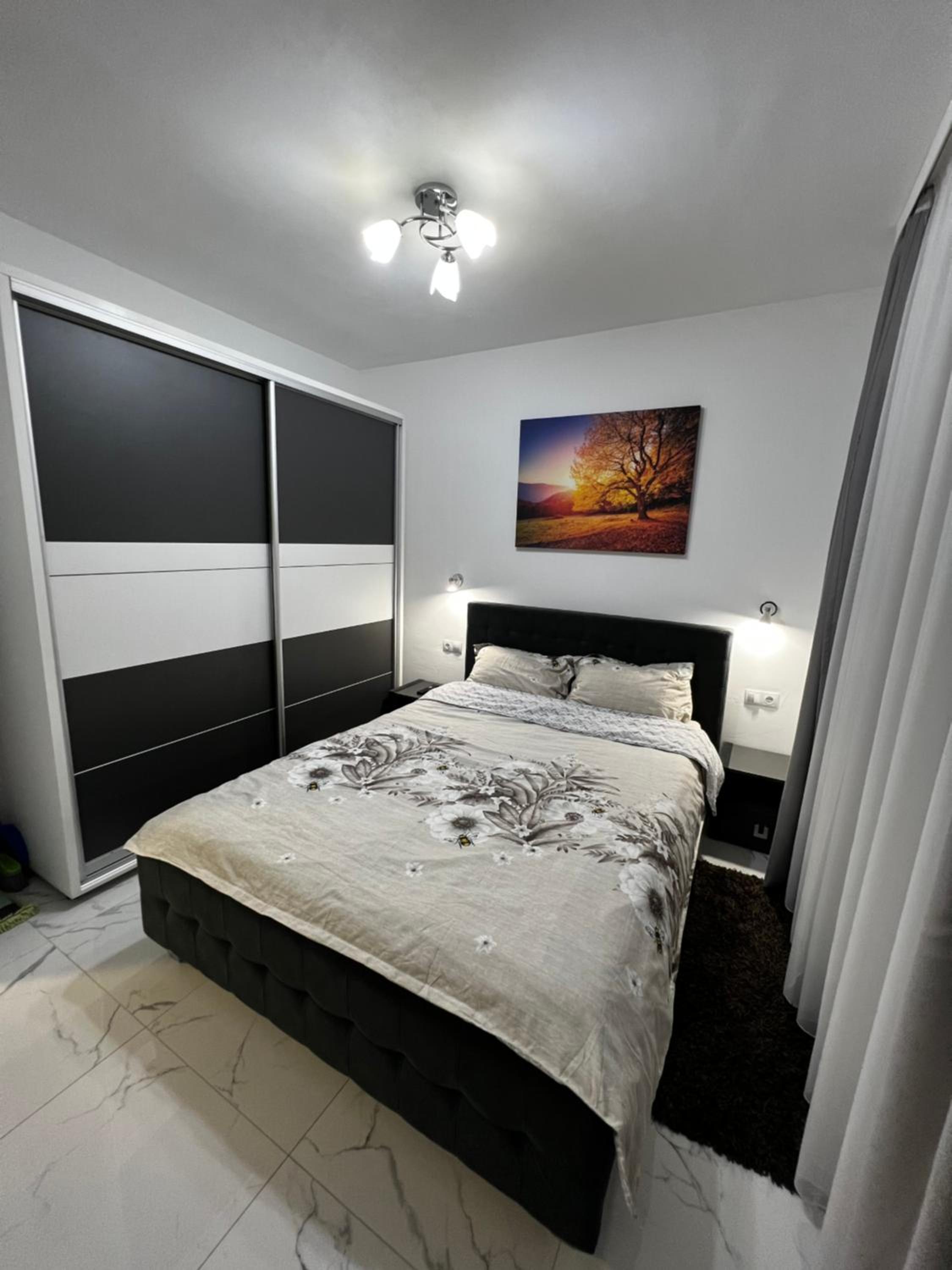One-Bedroom Apartment photo 1