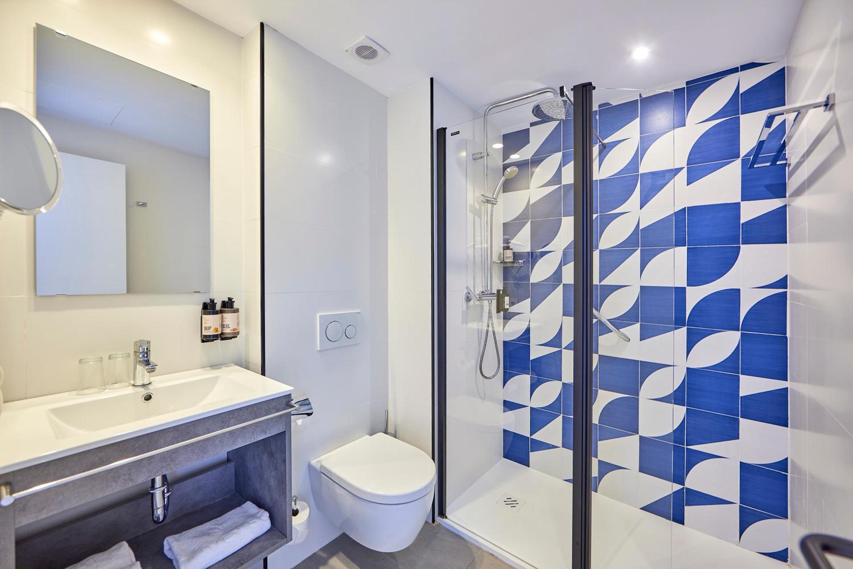 Superior Double Room thumbnail 6