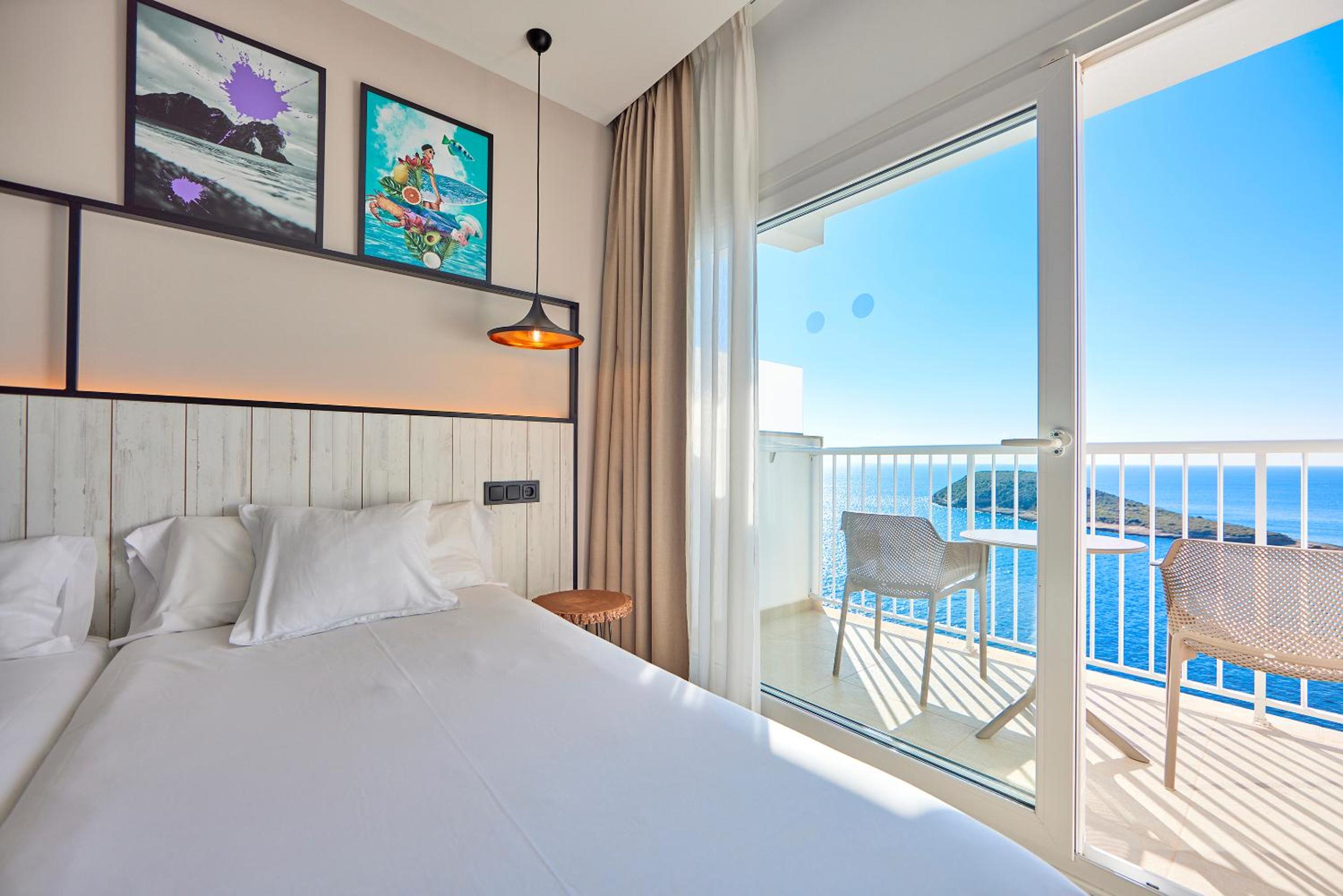 Superior Double Room thumbnail 5