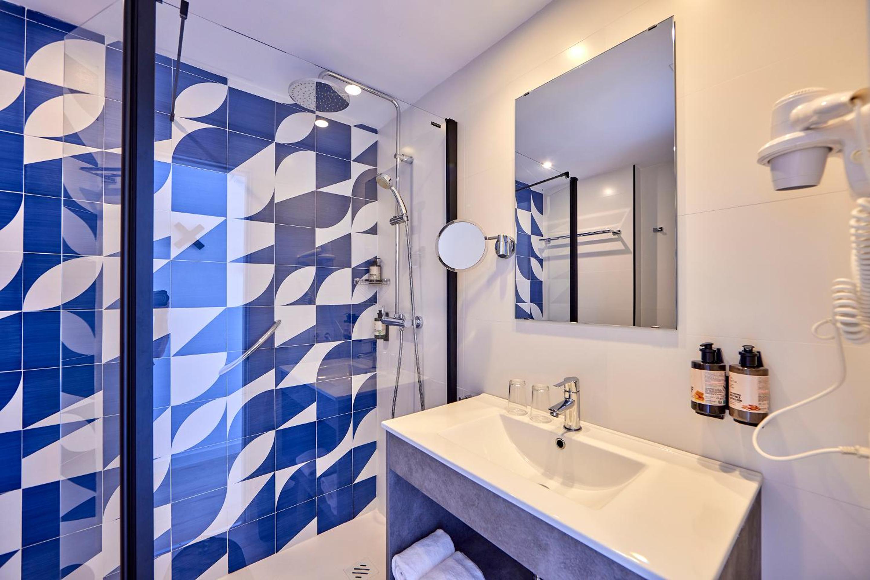 Double or Twin Room with Sea View