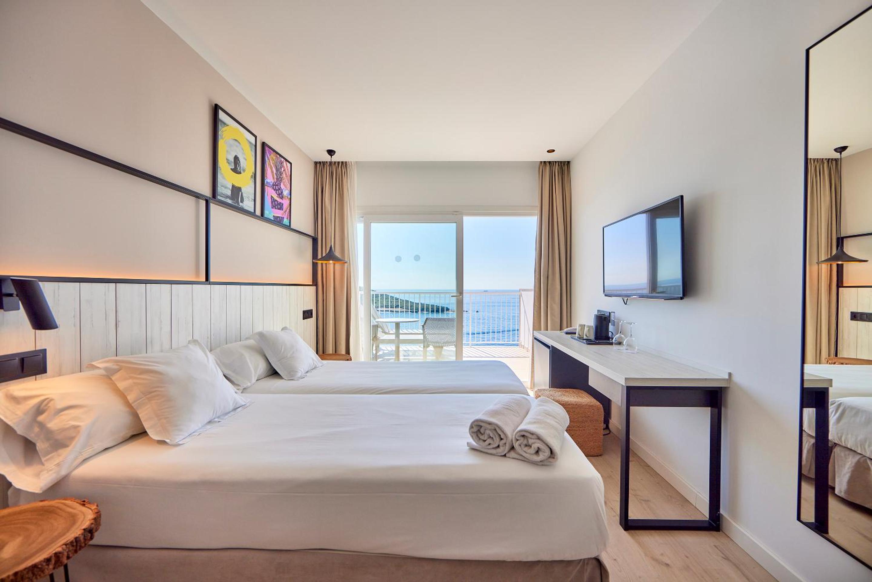 Double or Twin Room with Sea View