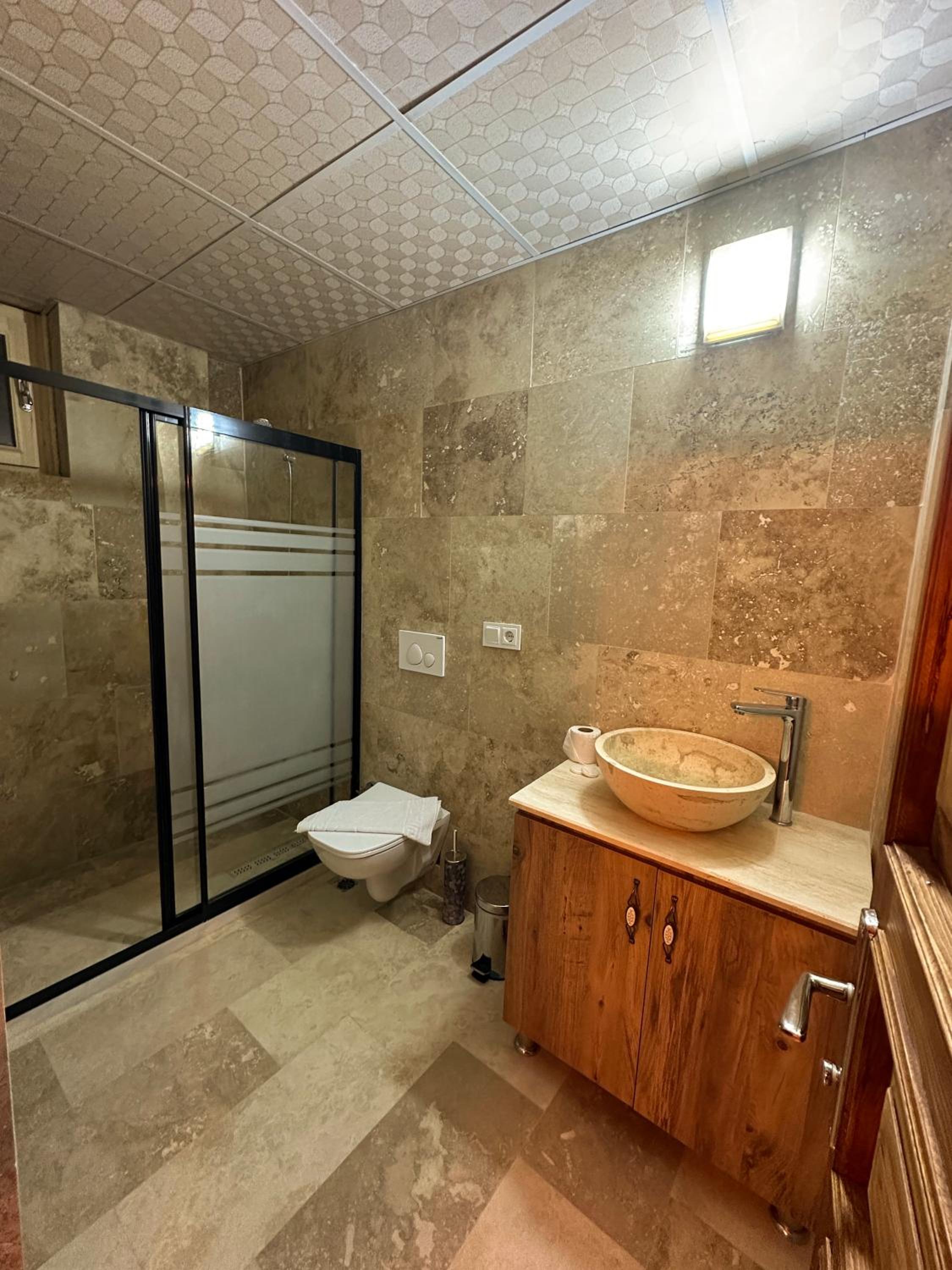 Queen Suite with Spa Bath photo 2