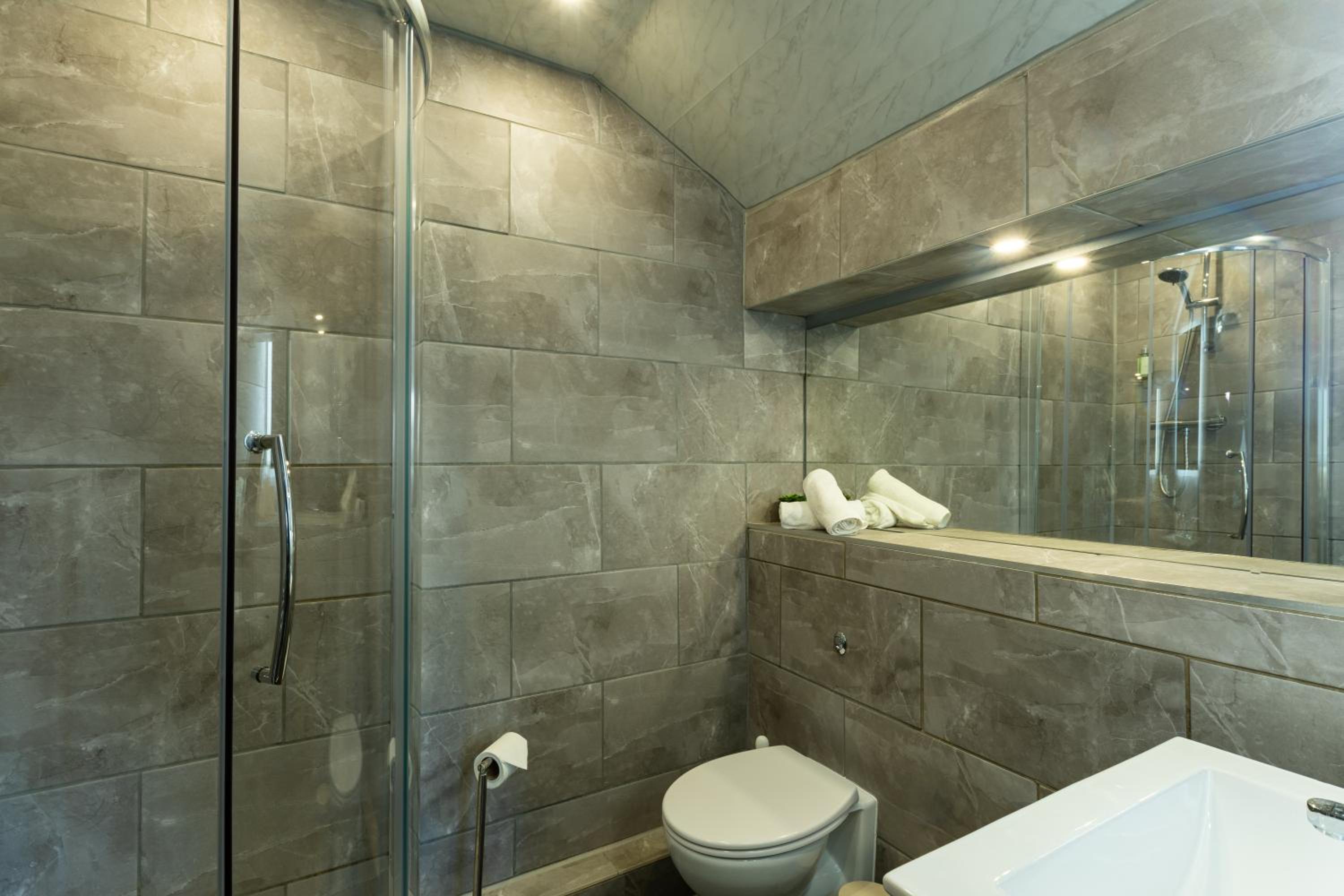 Standard King Room - Photo 9