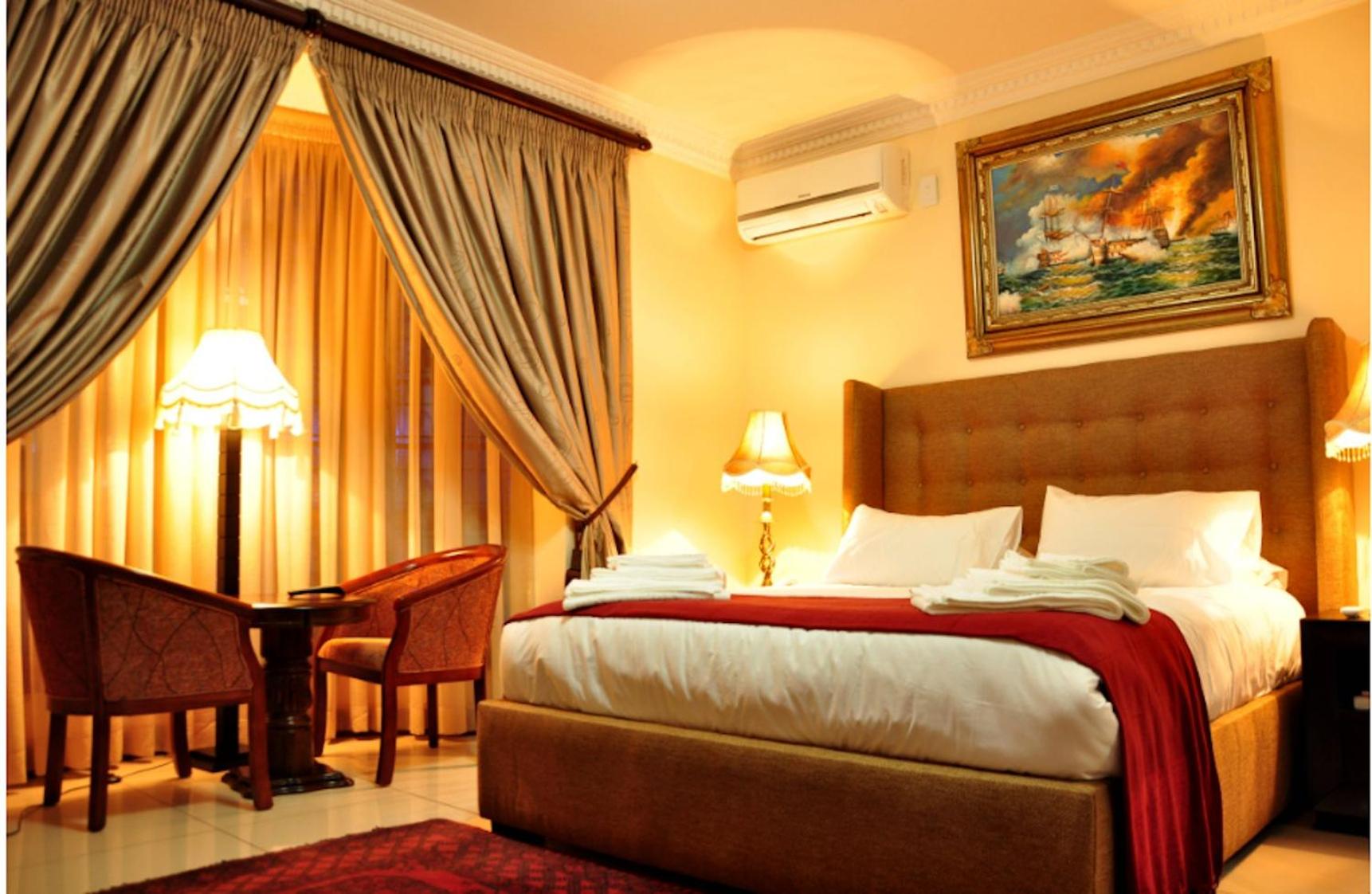 Deluxe Queen Room - Photo 9