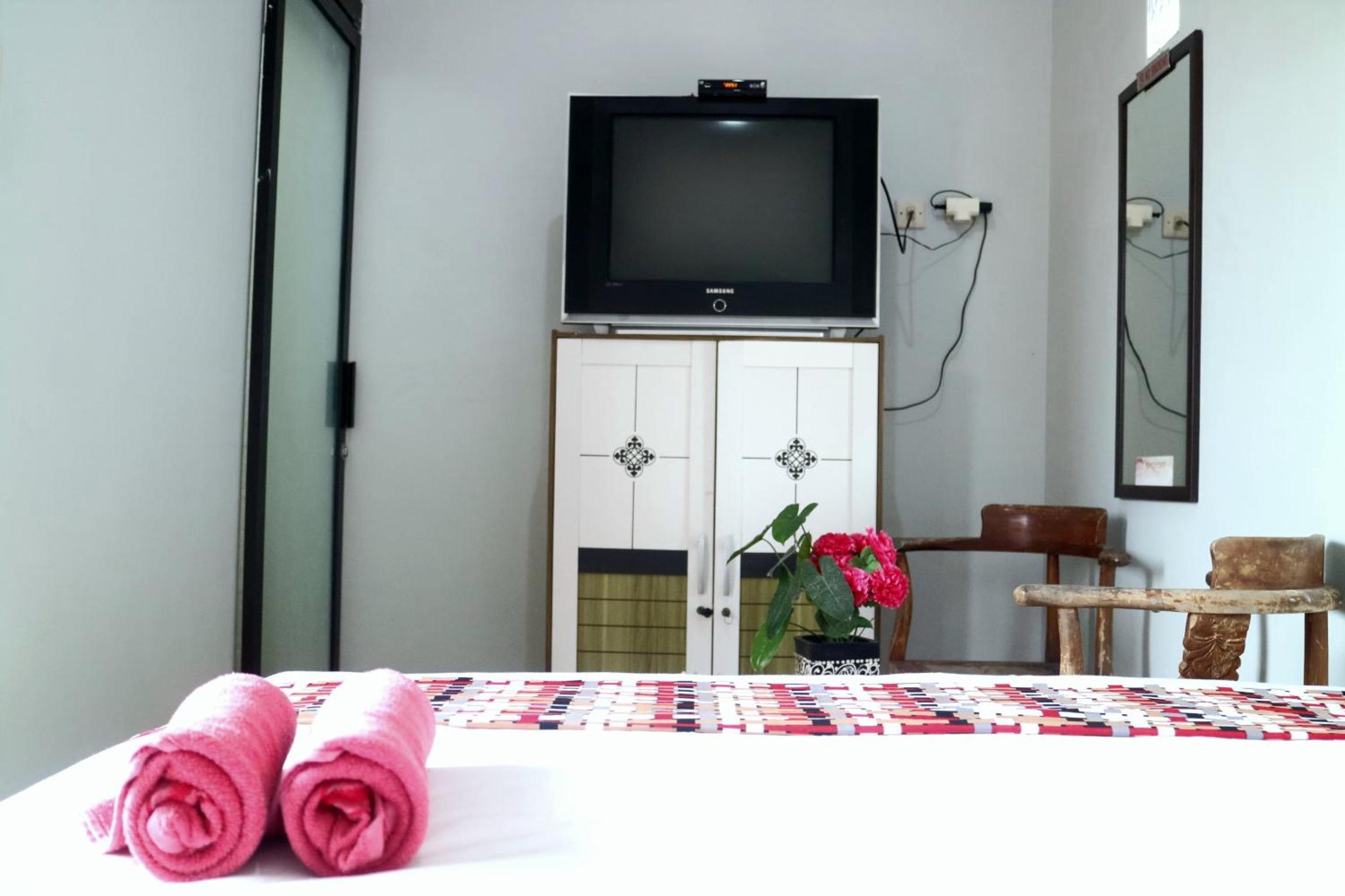 Budget Double Room - Photo 9