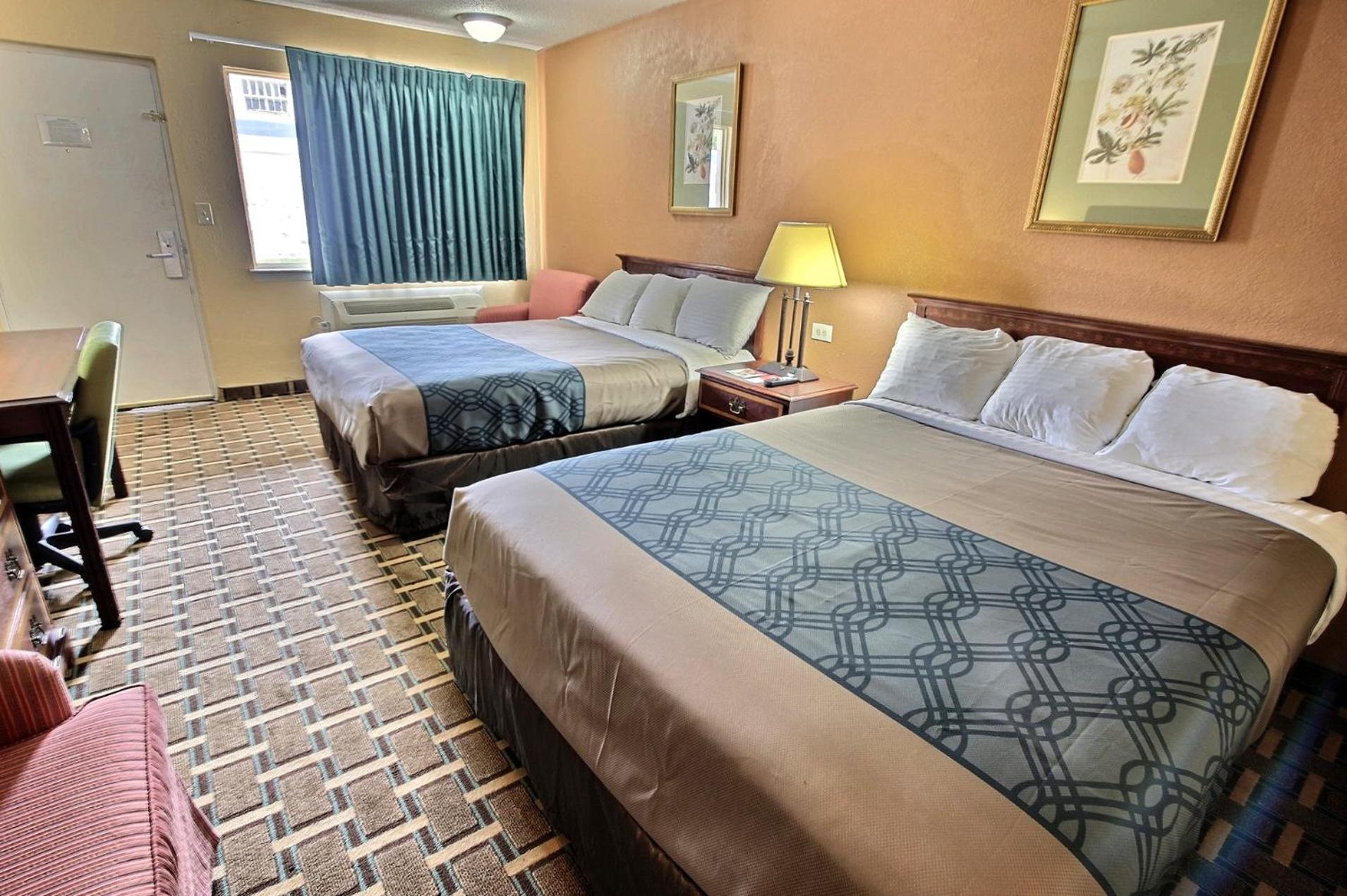 Double Room with Two Double Beds - Smoking - Photo 2