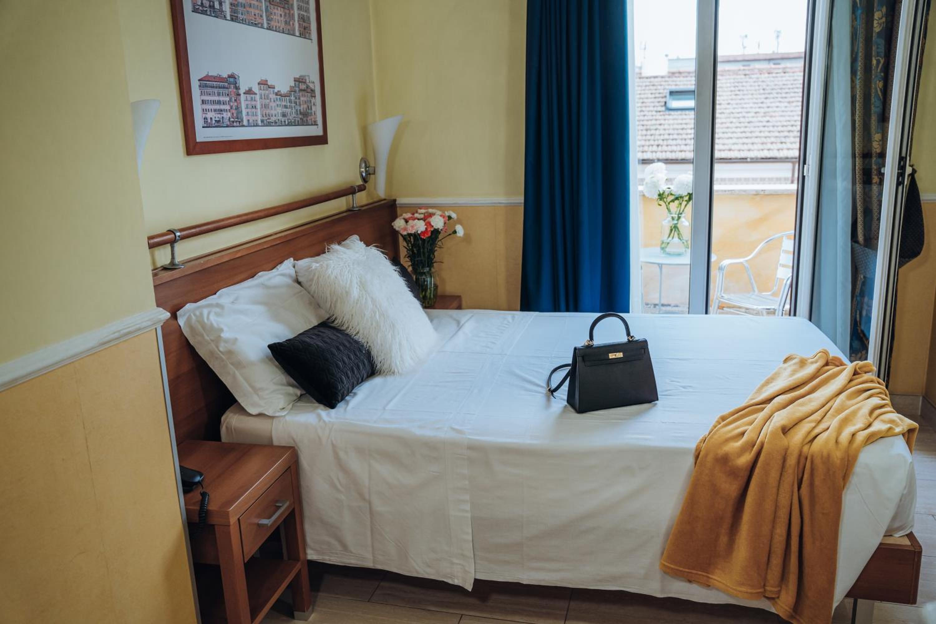 Smart Double Room with French Bed with Terrace