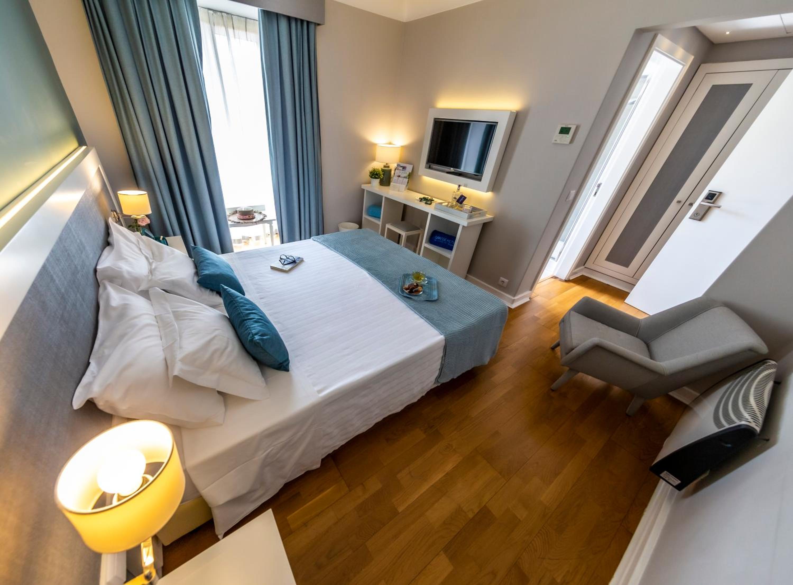 Double Room with Balcony - Photo 5