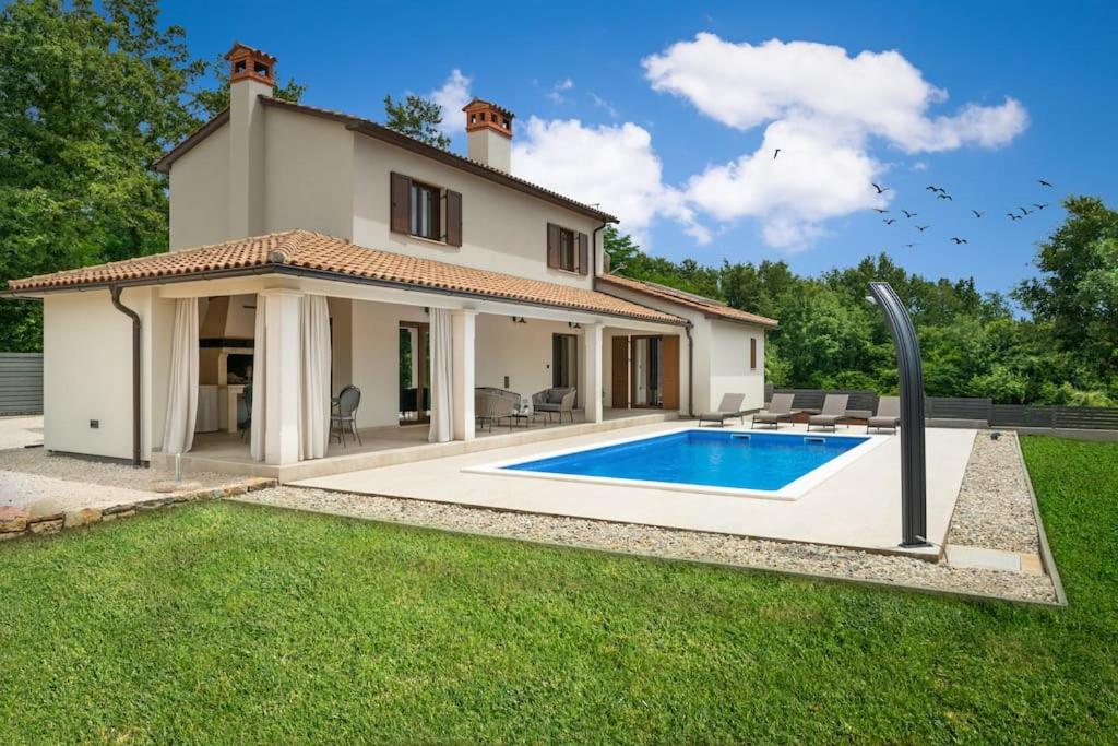 Three-Bedroom Villa photo 2