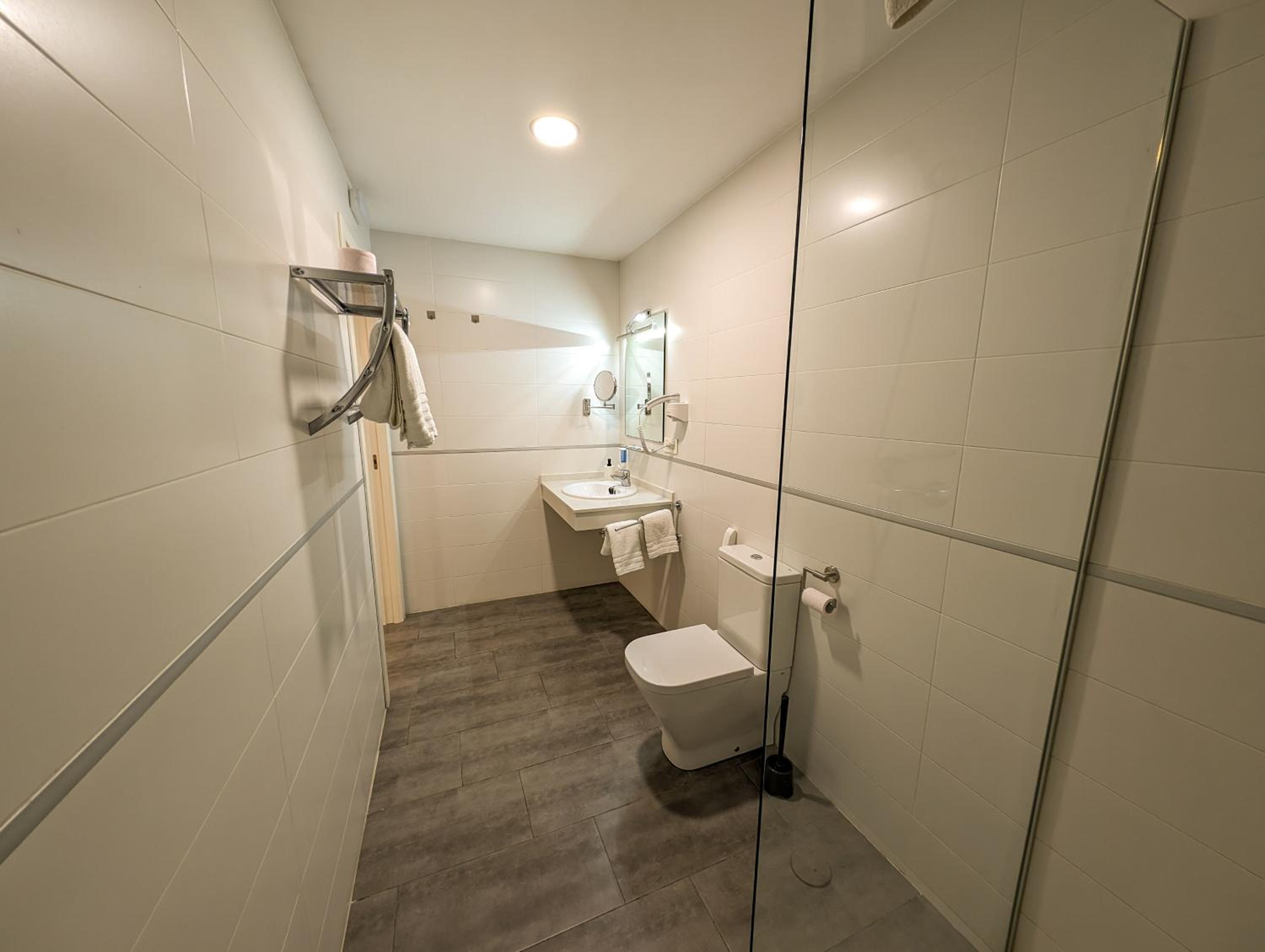 Apartment with Balcony - Photo 3