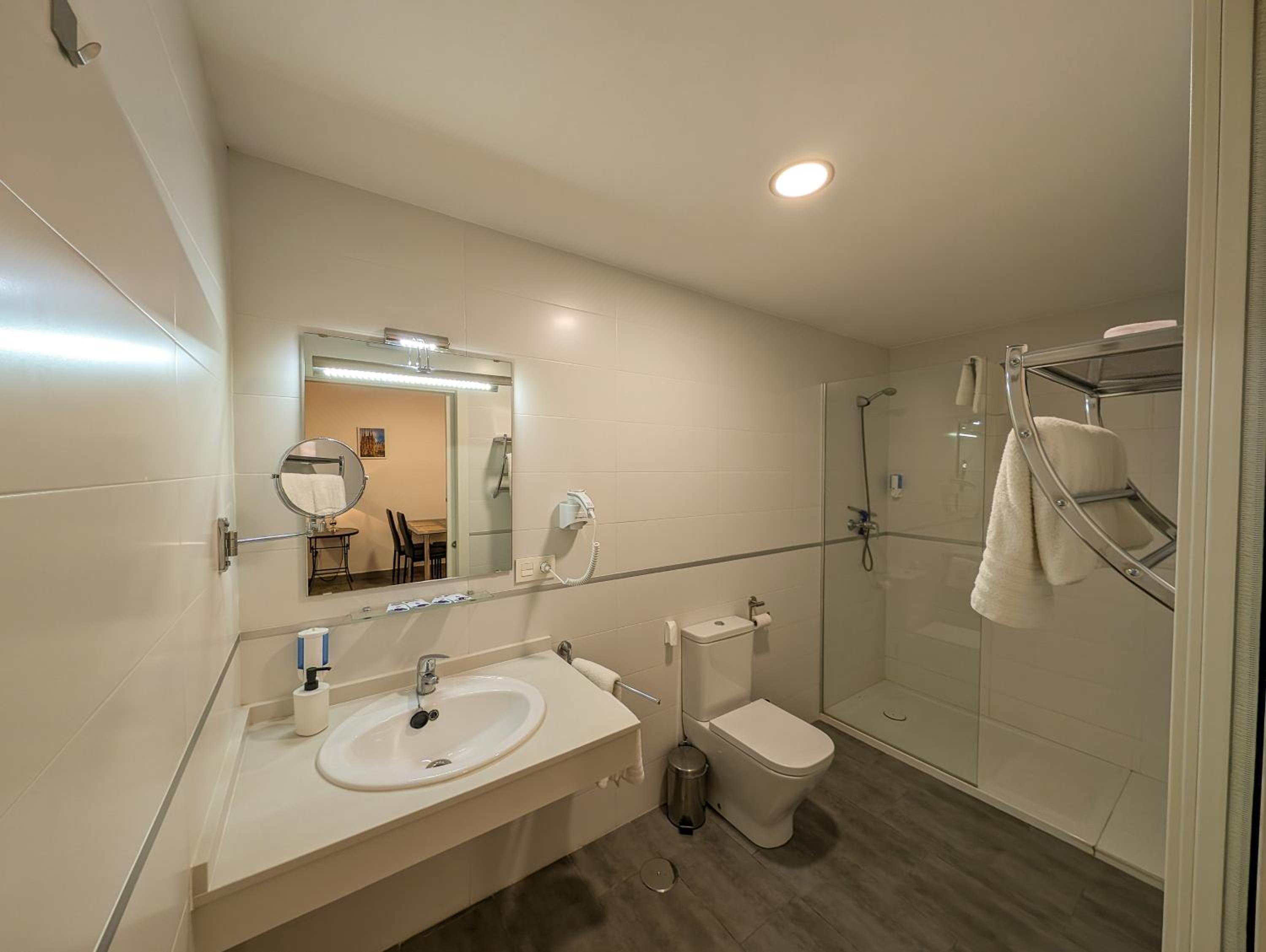 Apartment with Balcony - Photo 4