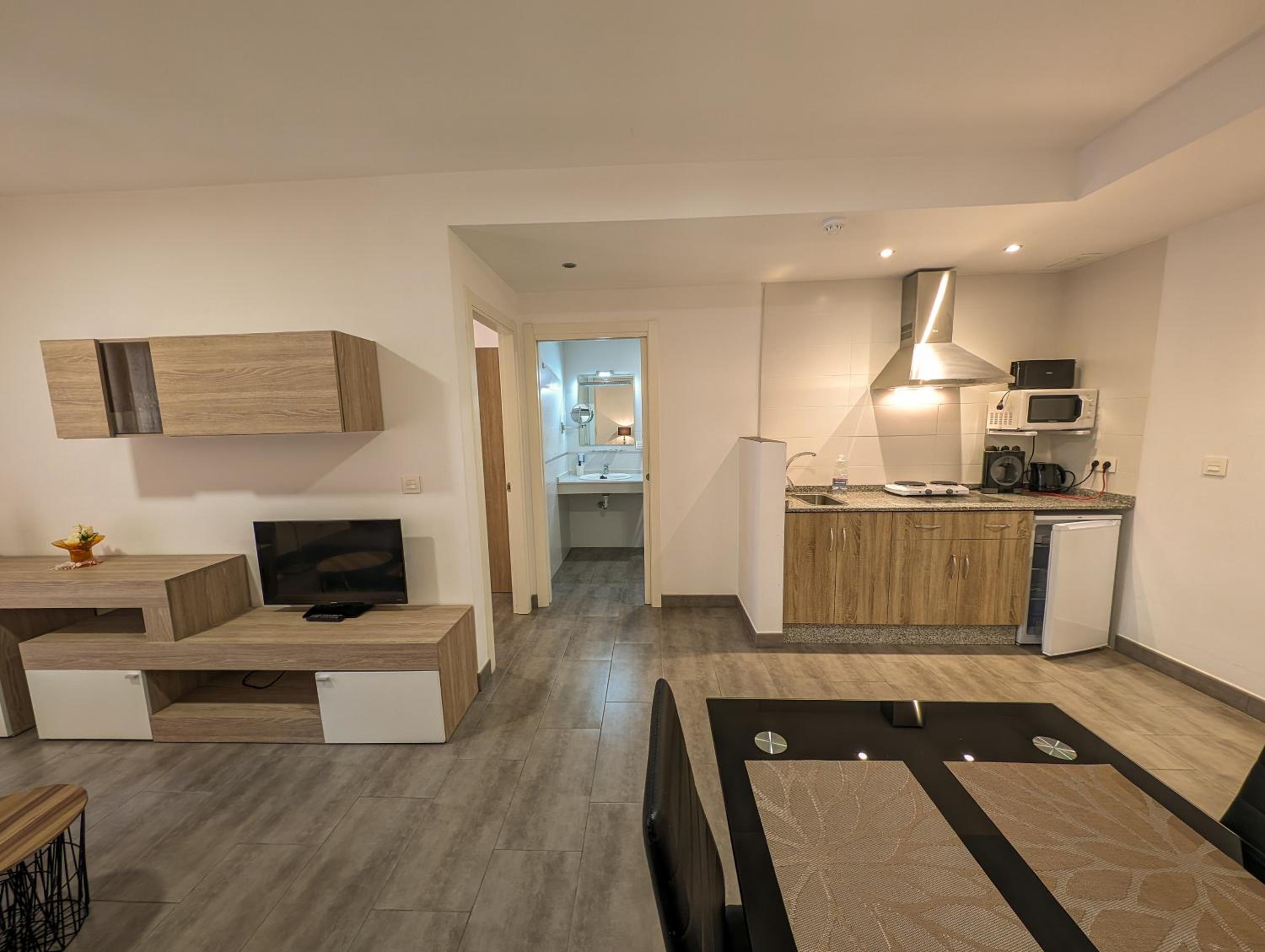 Apartment with Balcony - Photo 5