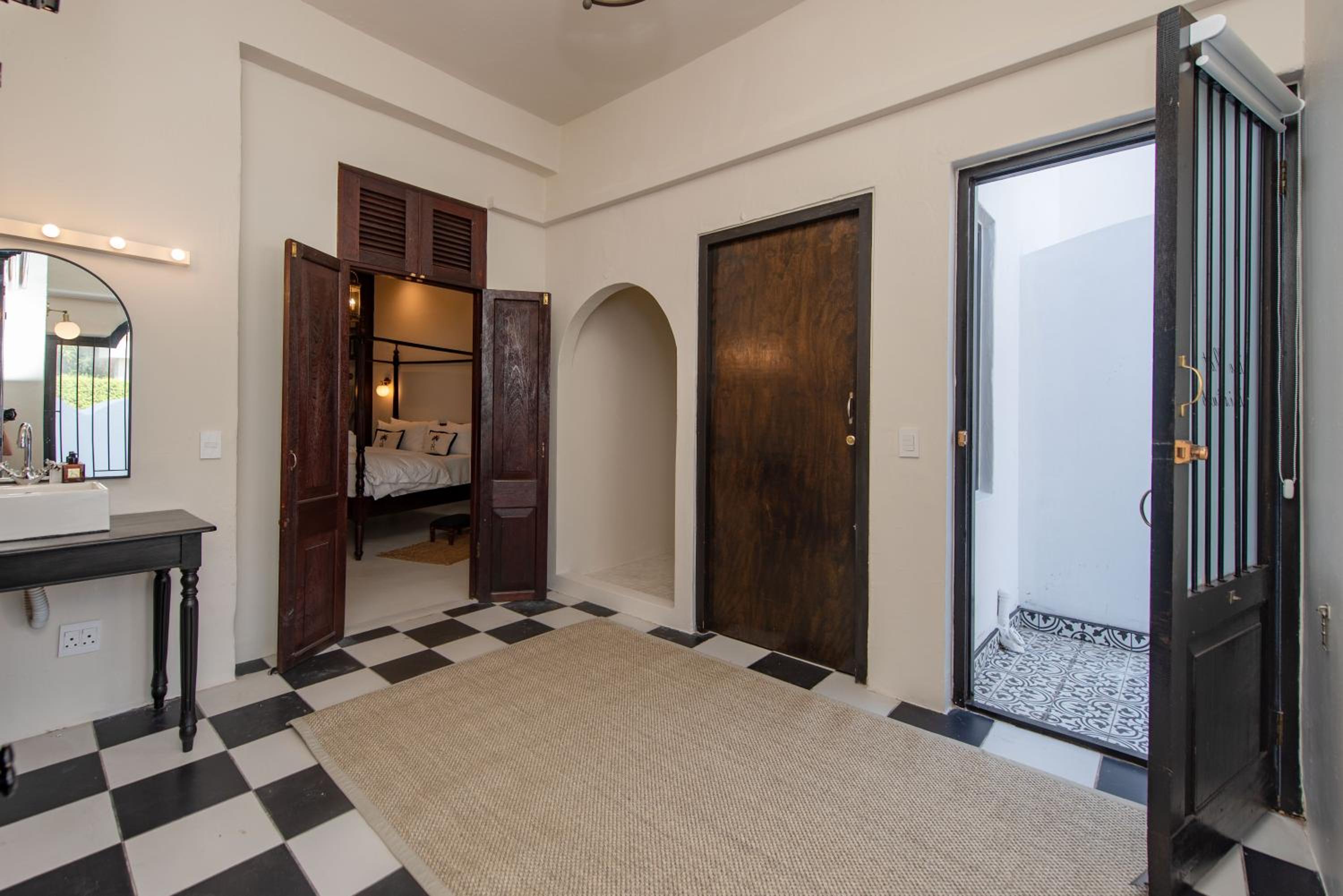 King Suite with Pool View - Photo 2