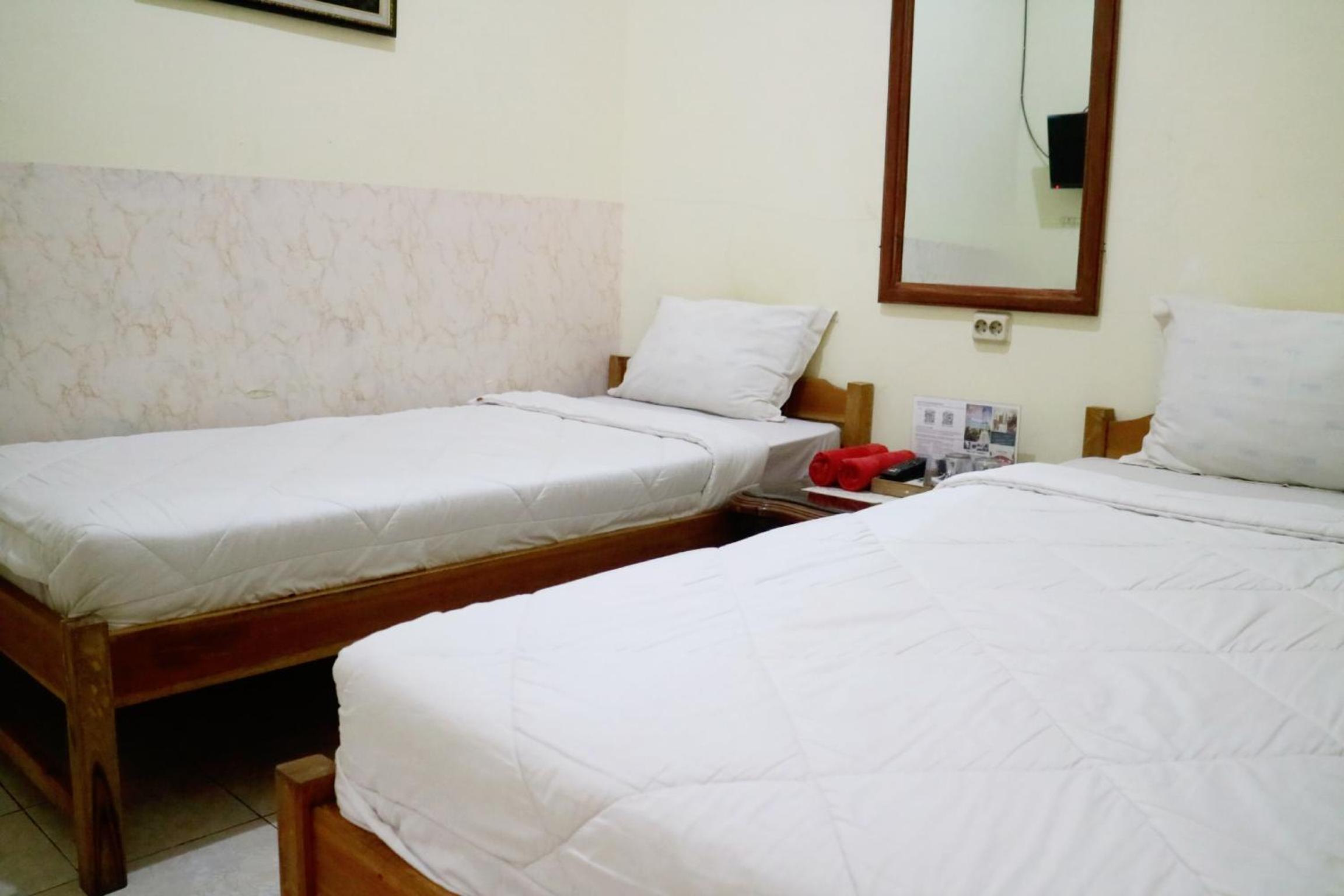 Twin Room with Private Bathroom - Photo 6