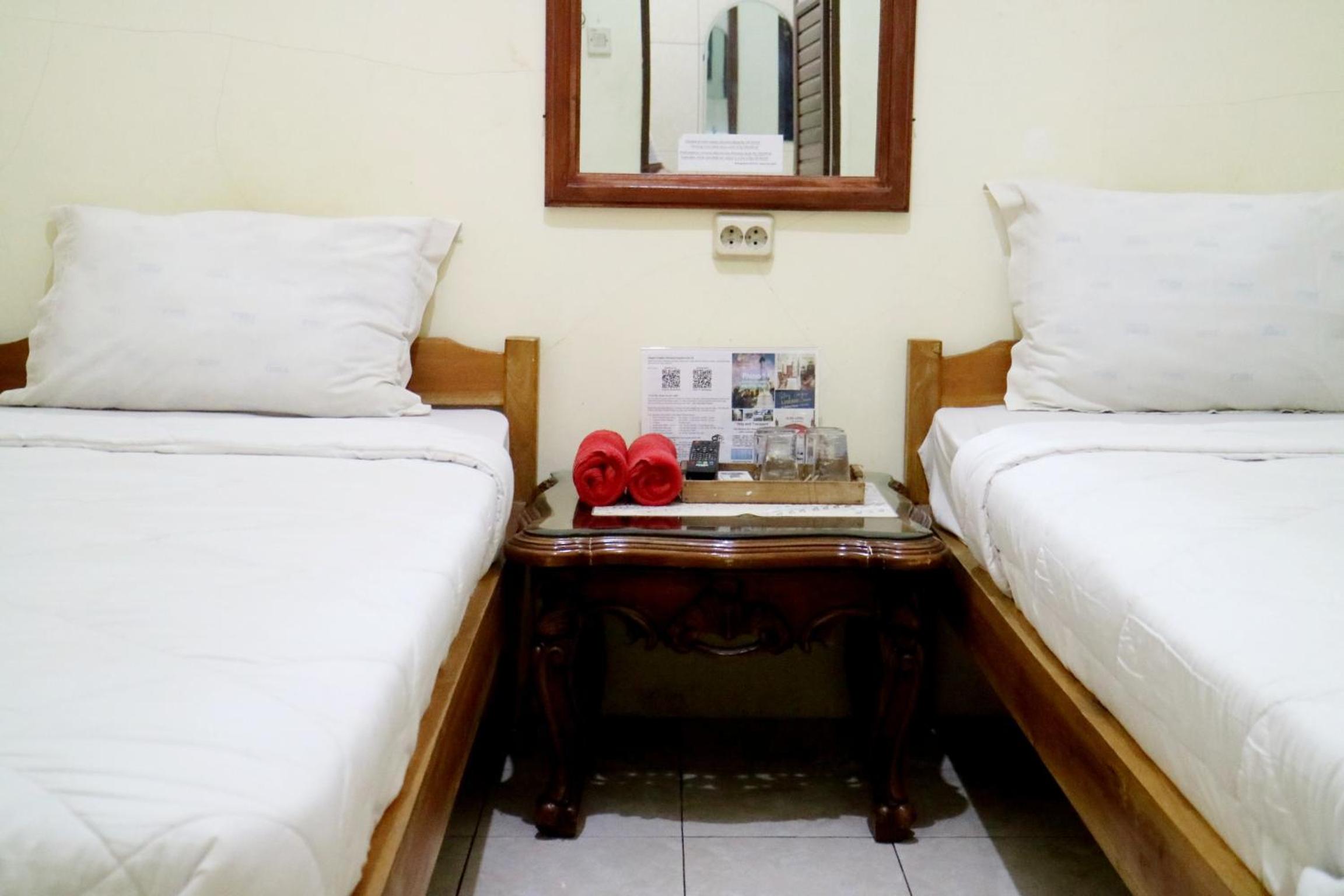 Twin Room with Private Bathroom - Photo 8