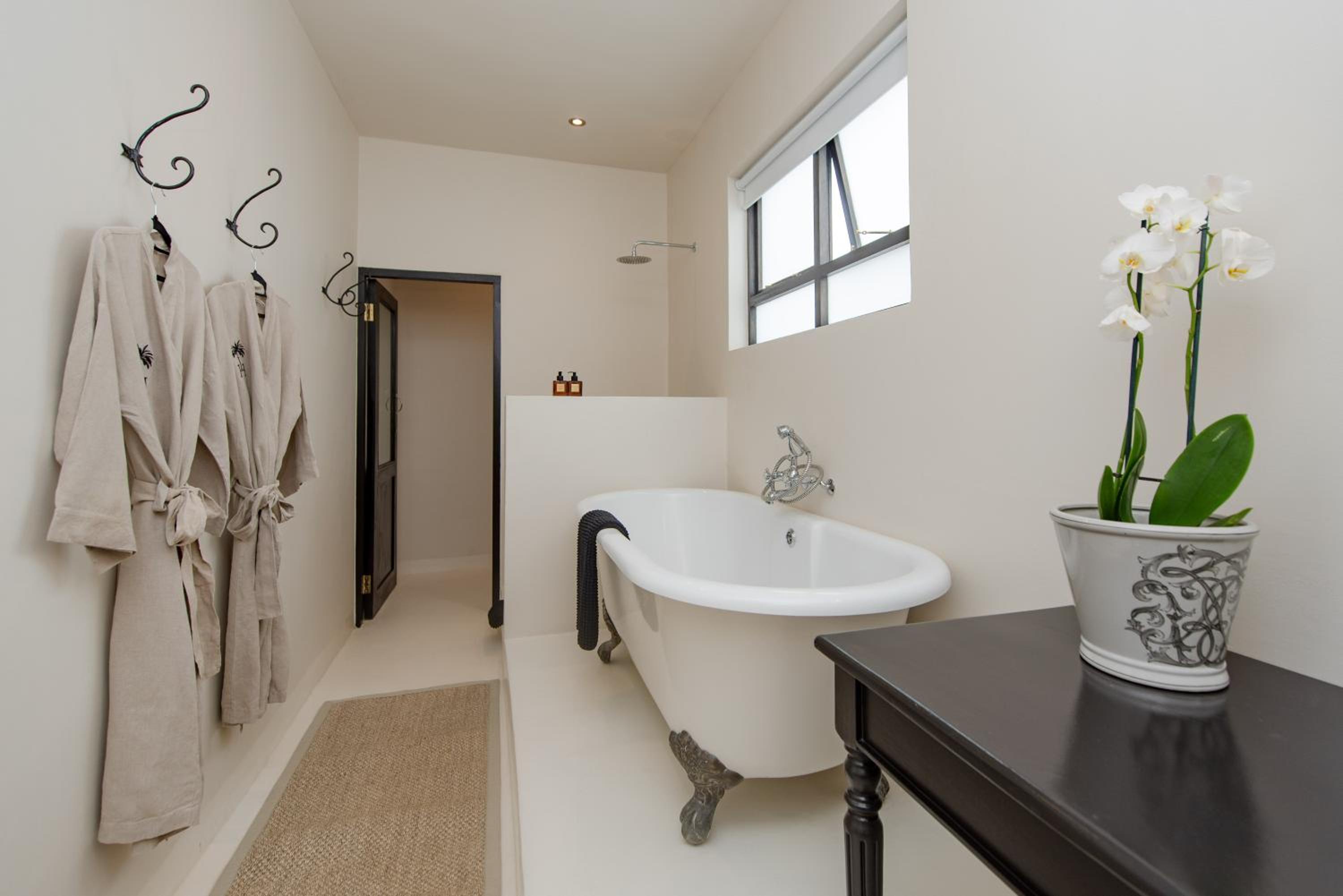 Standard Twin Room - Photo 4