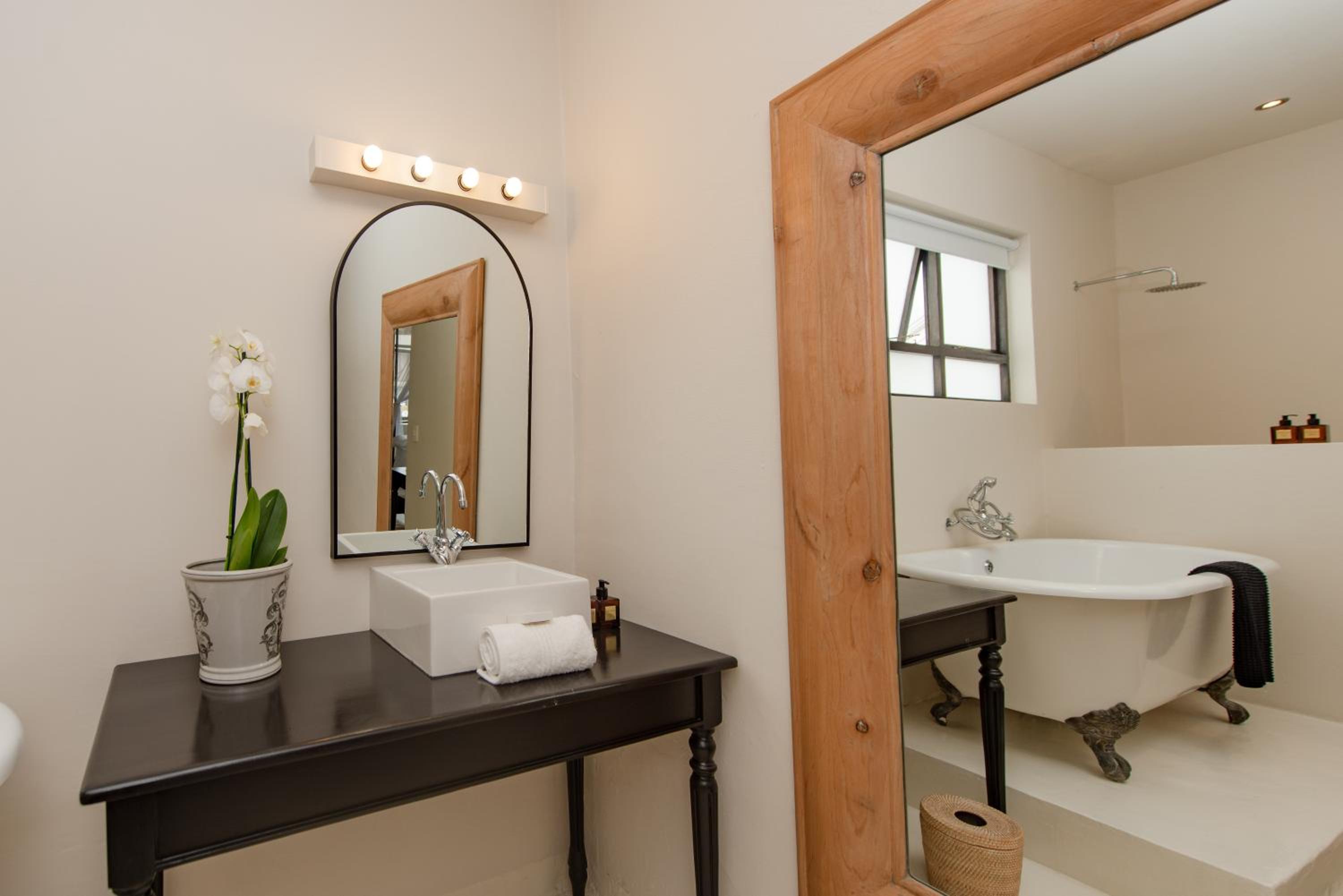 Standard Twin Room - Photo 3