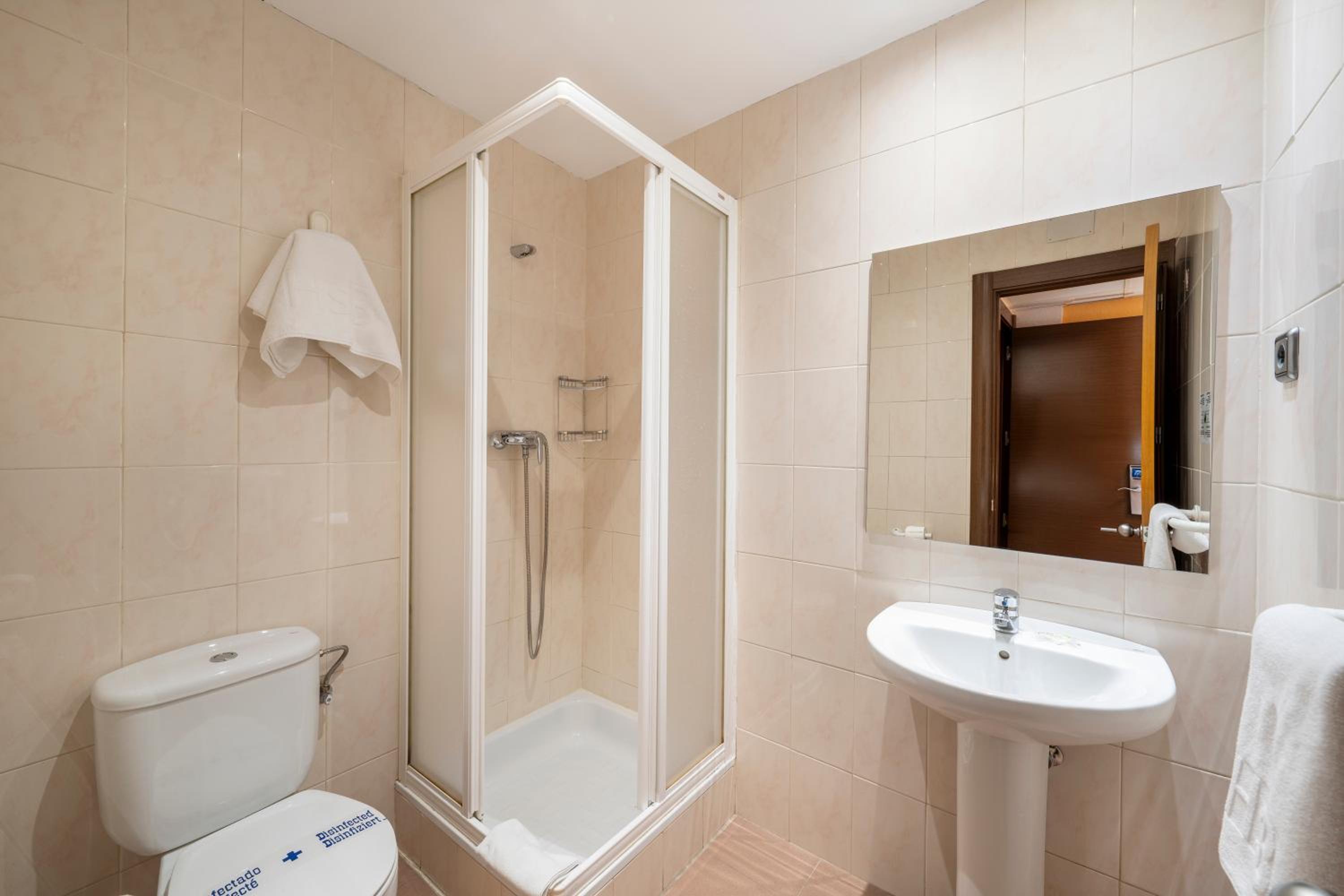 Double or Twin Room - Photo 42