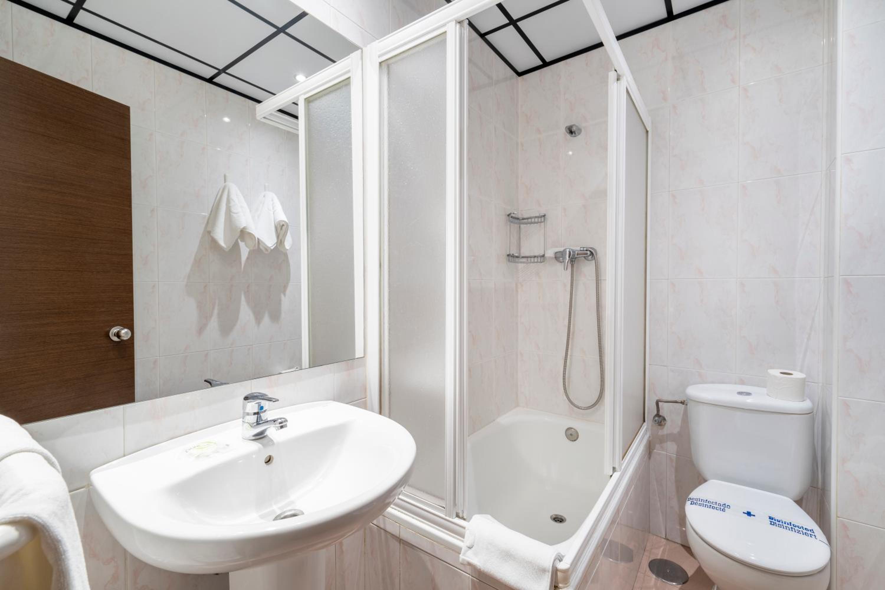 Double or Twin Room with Balcony - Photo 28