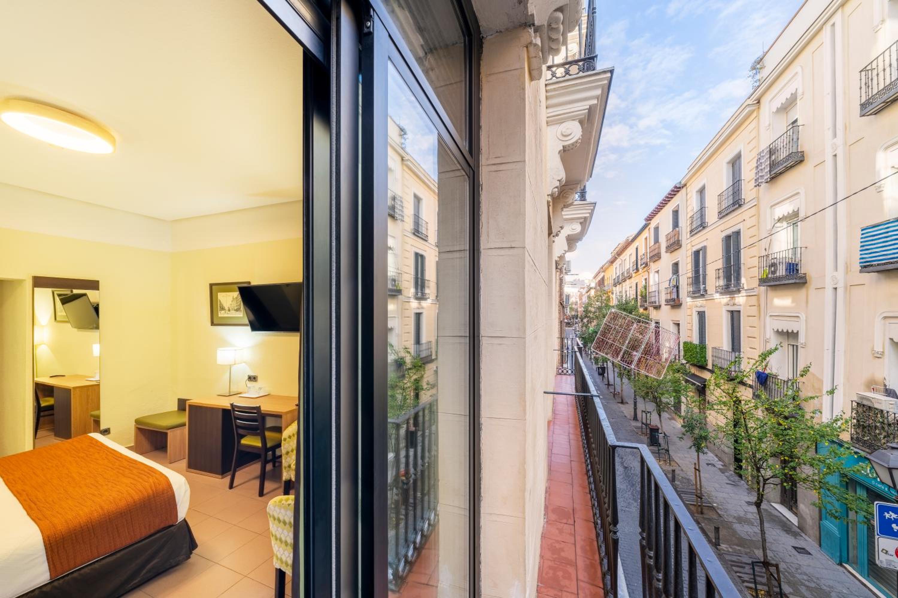 Double or Twin Room with Balcony - Photo 24