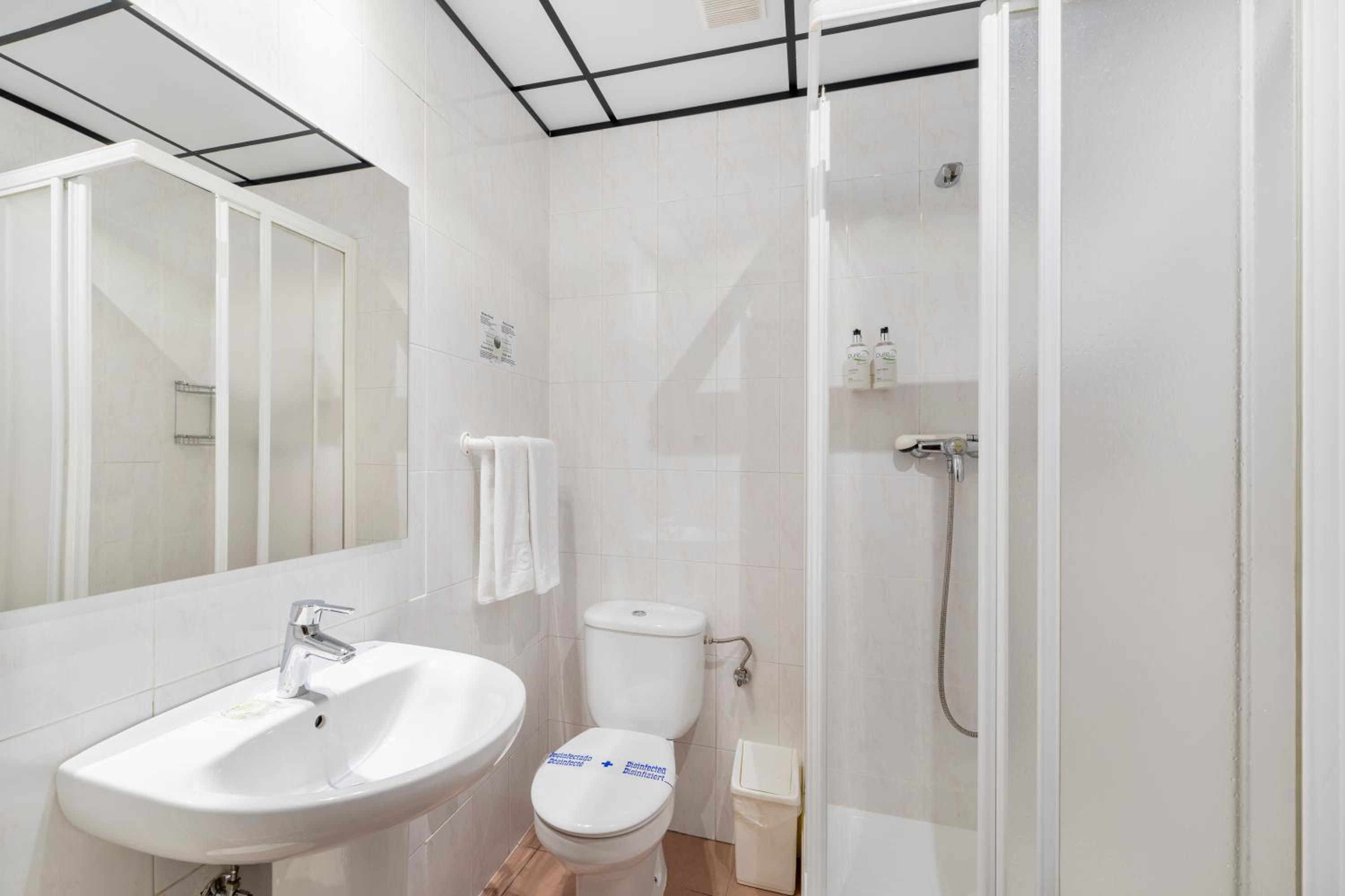 Double or Twin Room - Photo 4