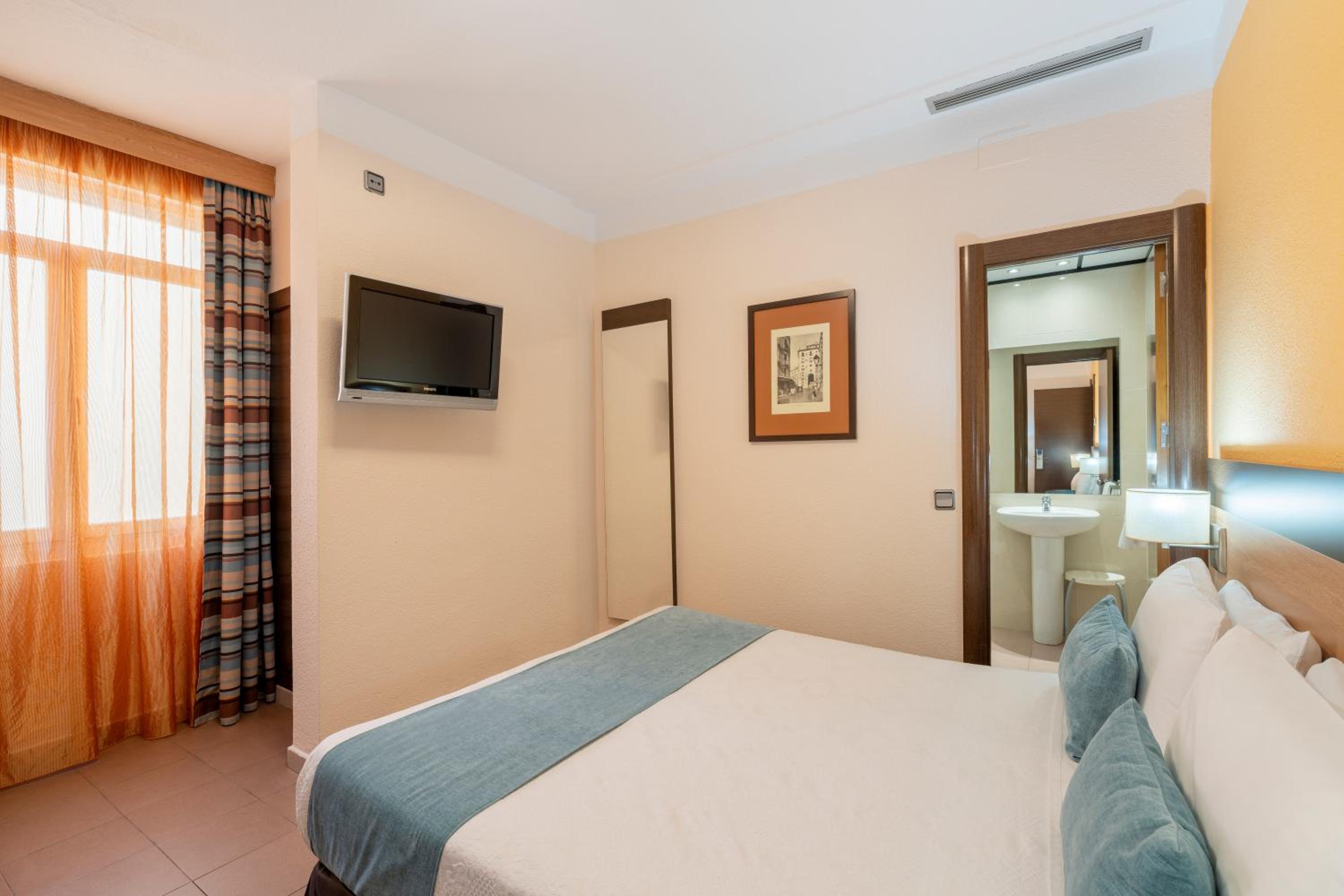 Double or Twin Room - Photo 31