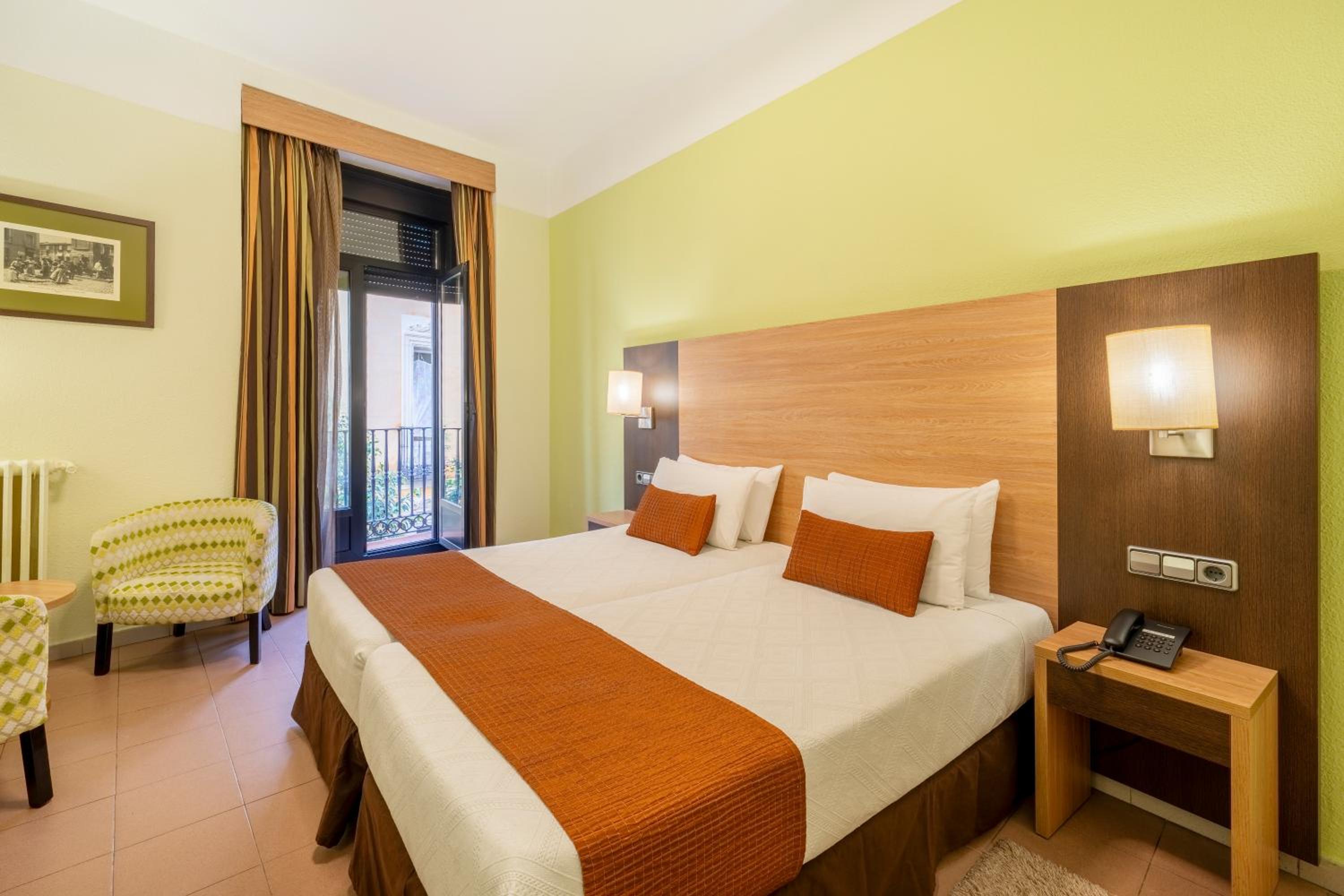 Double or Twin Room with Balcony - Photo 23