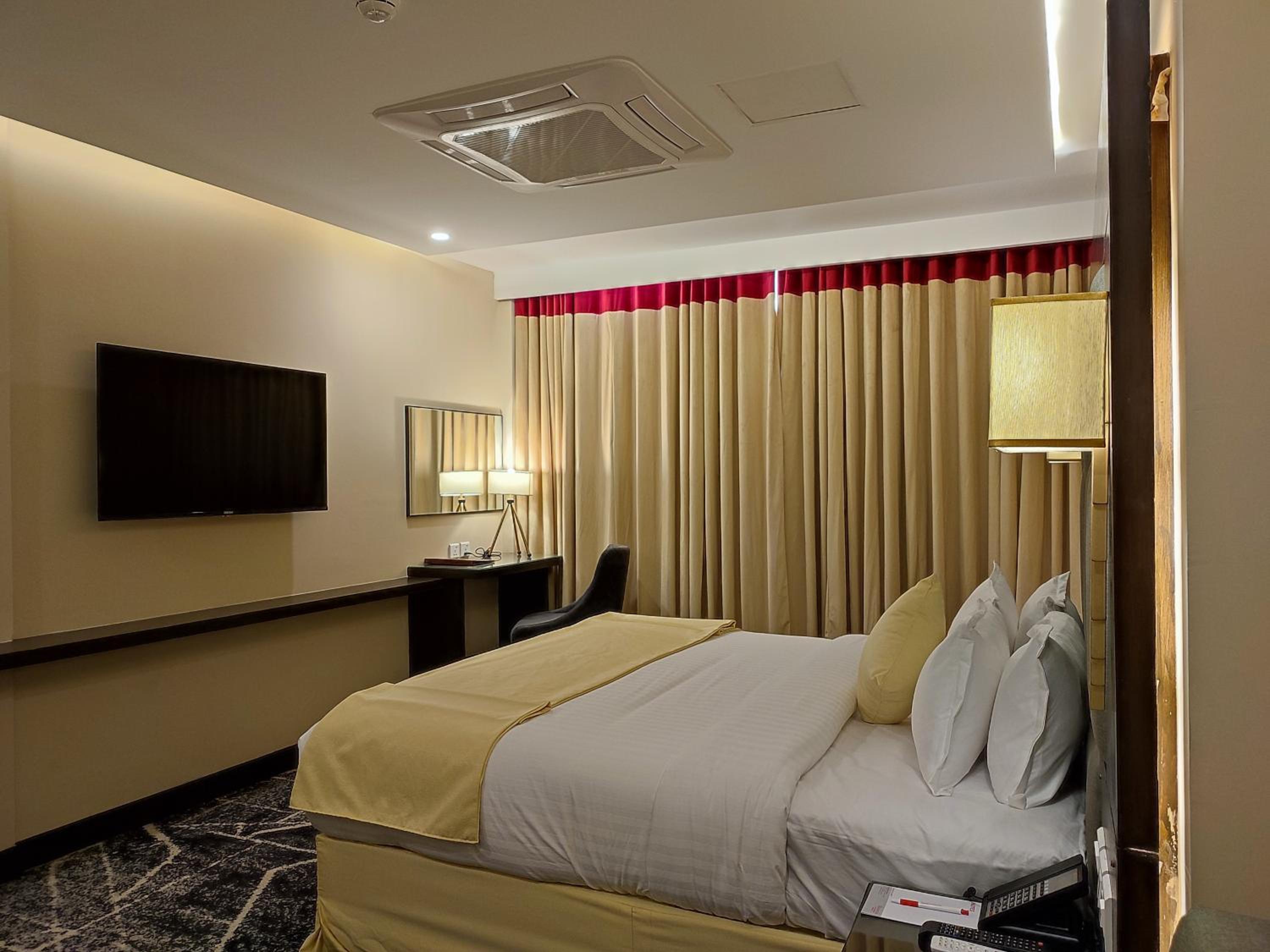 Executive King Room with Valley View - Photo 1