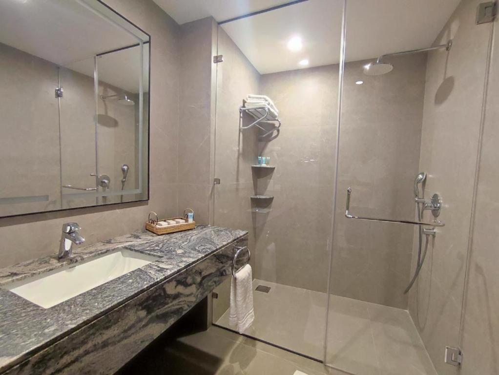 Deluxe King Room with Valley View - Photo 2