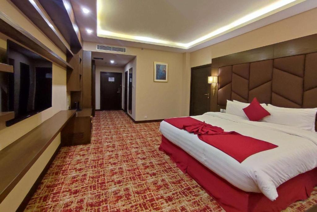 Deluxe King Room with Valley View - Photo 3