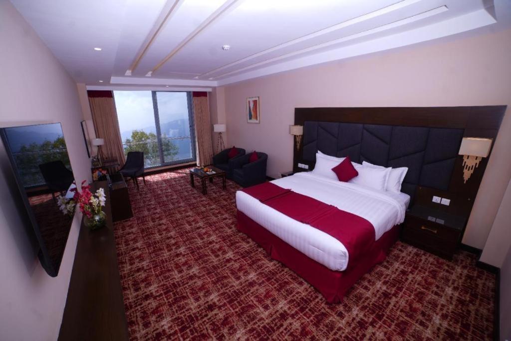 Deluxe King Room with Valley View - Photo 1