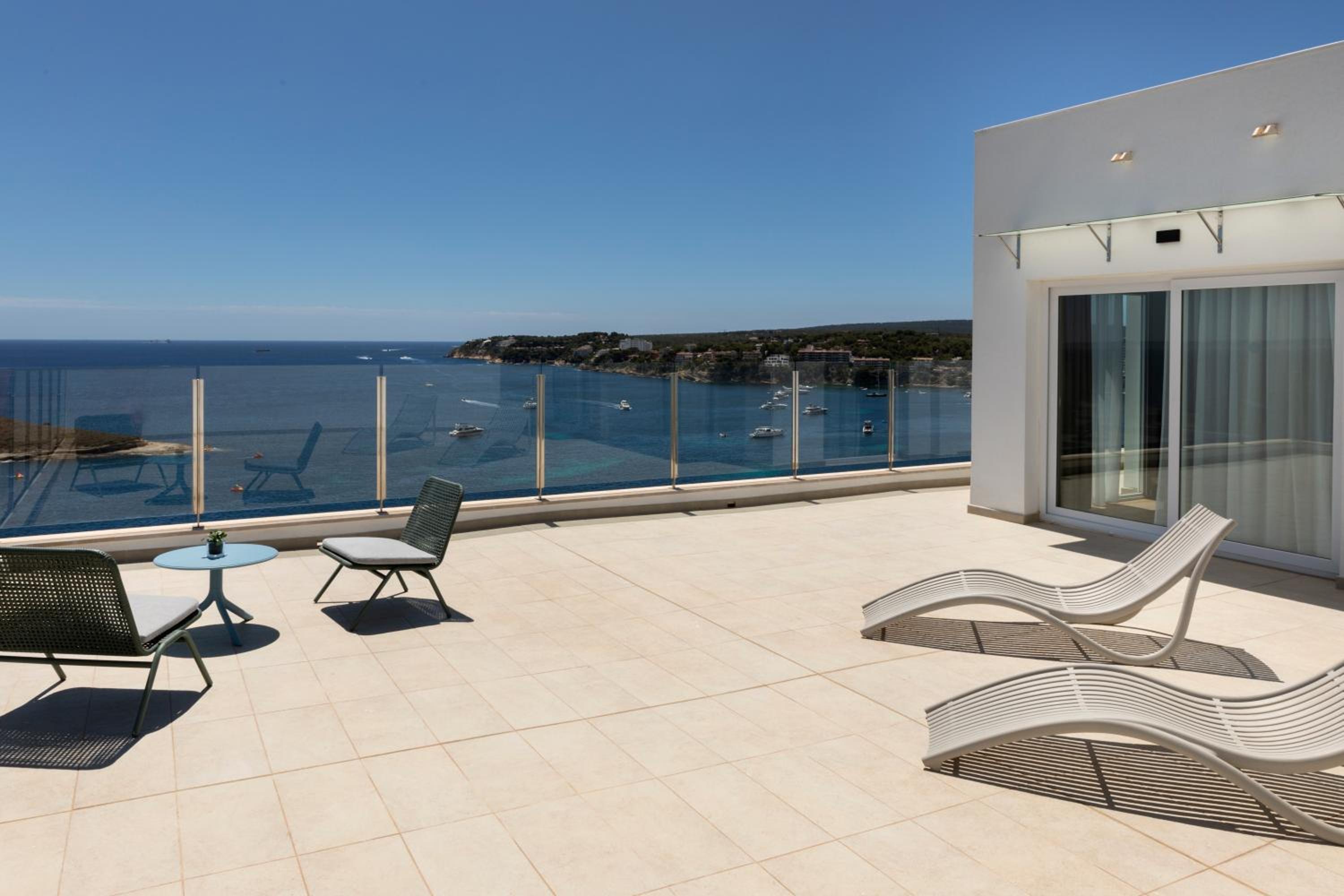 Hang Loose Suite with Sea View