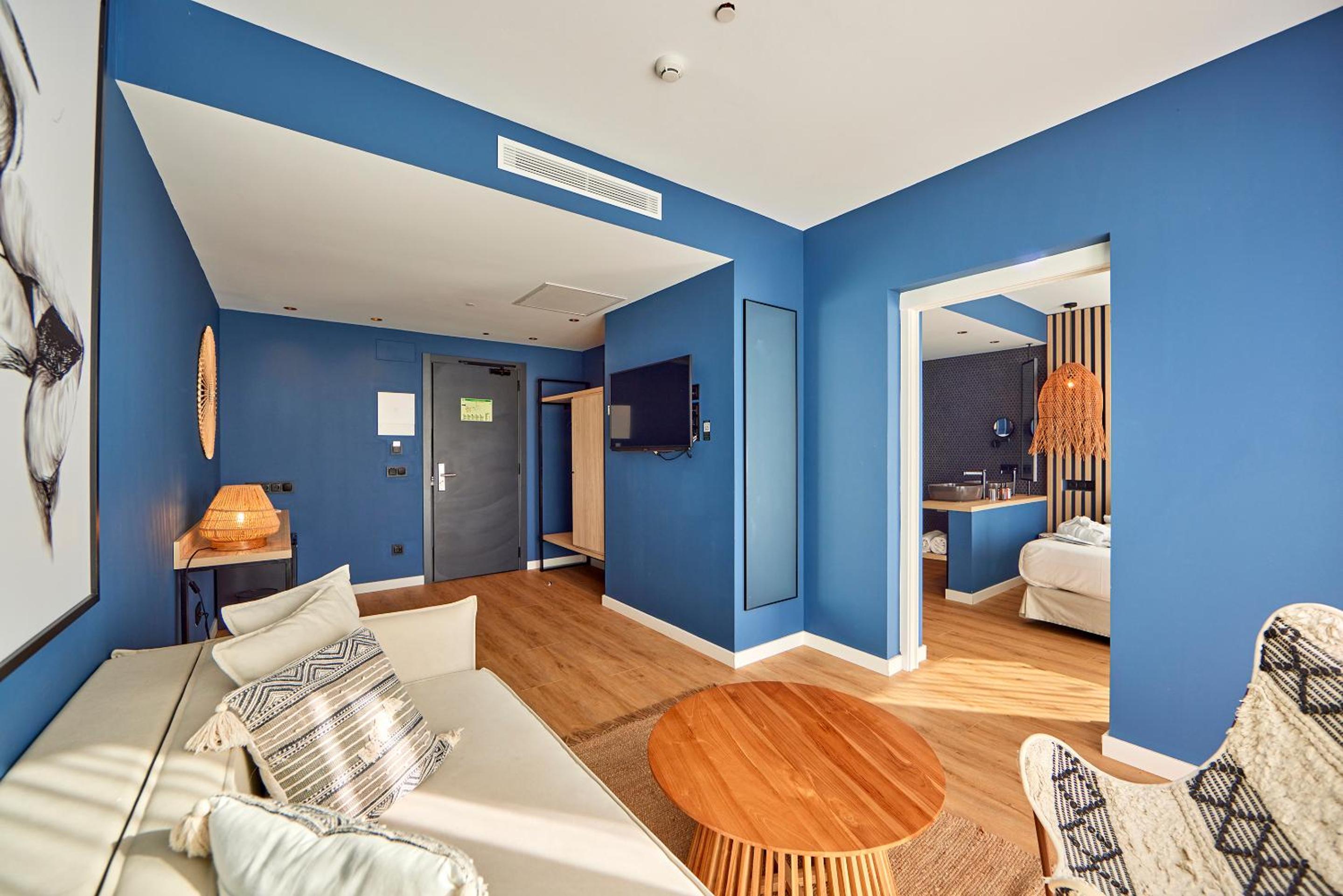 Cozy Suite with Sea View