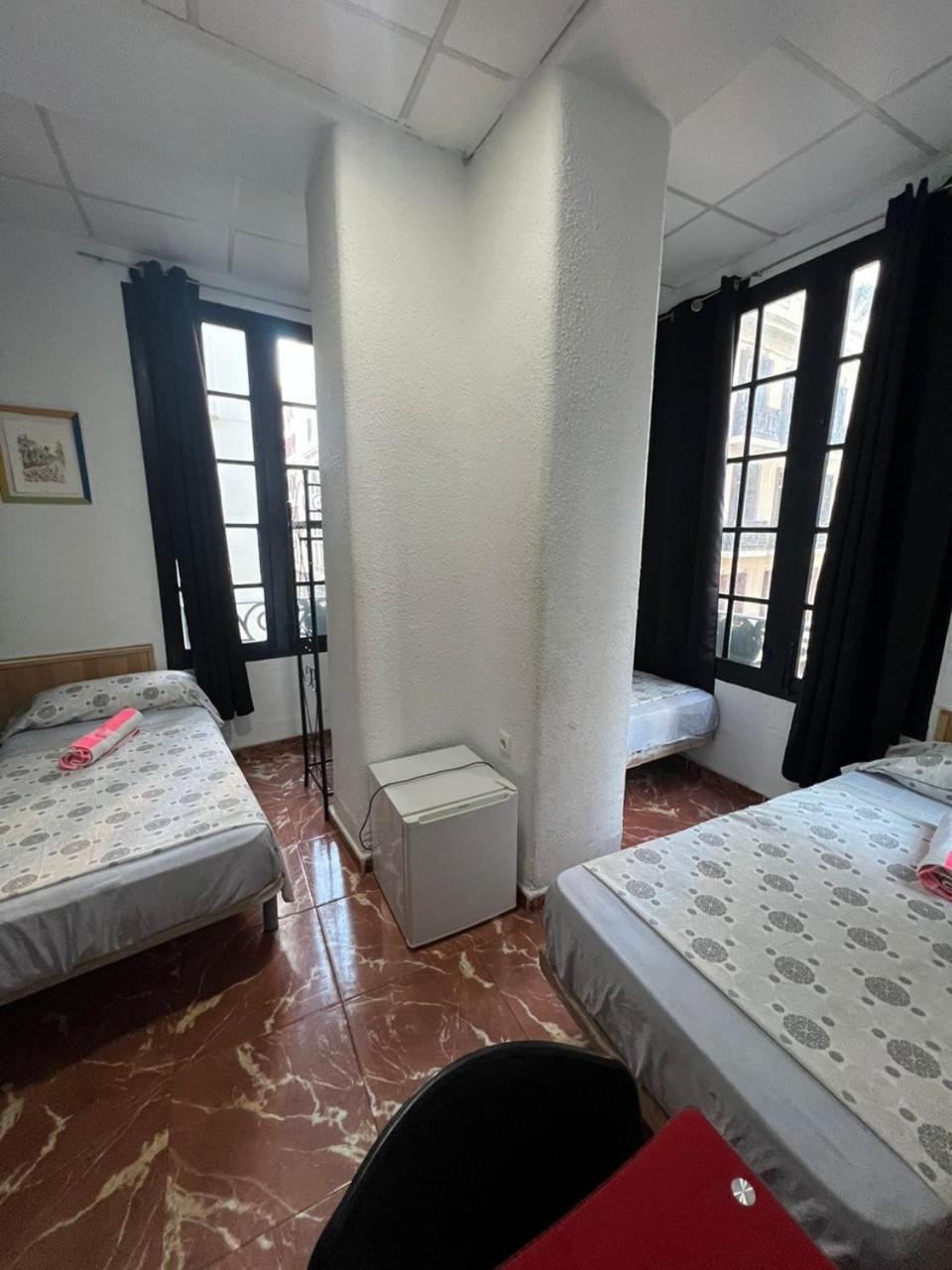 Habitación Triple con Baño Compartido