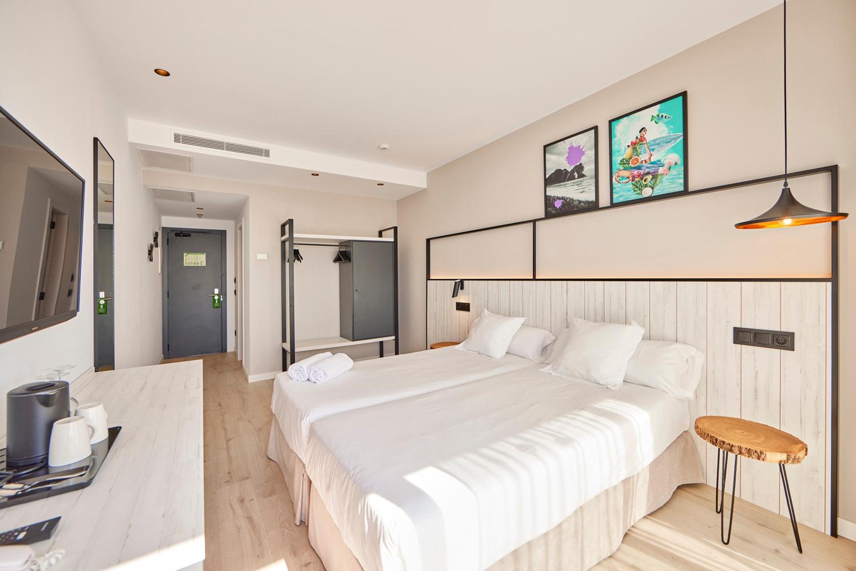 Double or Twin Room with Sea View thumbnail 6