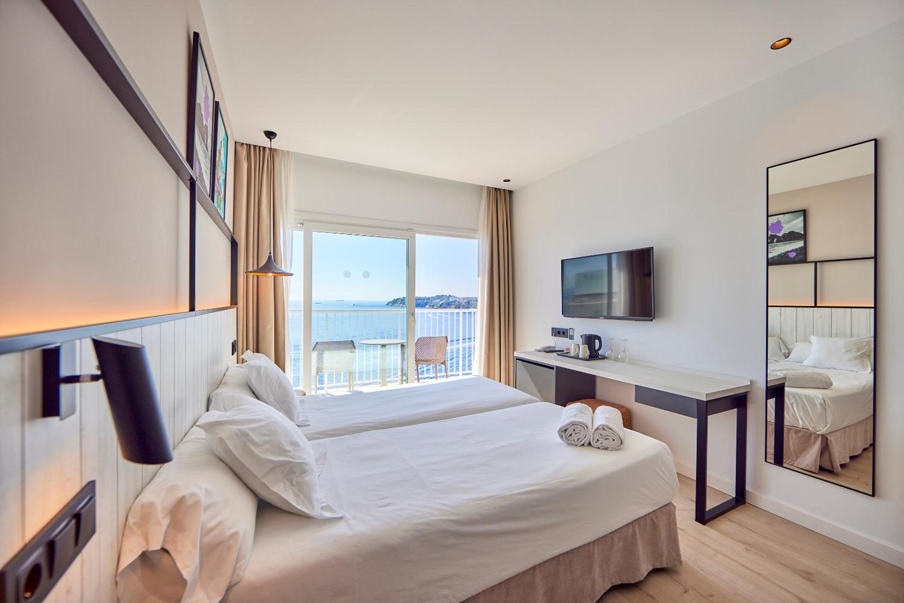 Double or Twin Room with Sea View