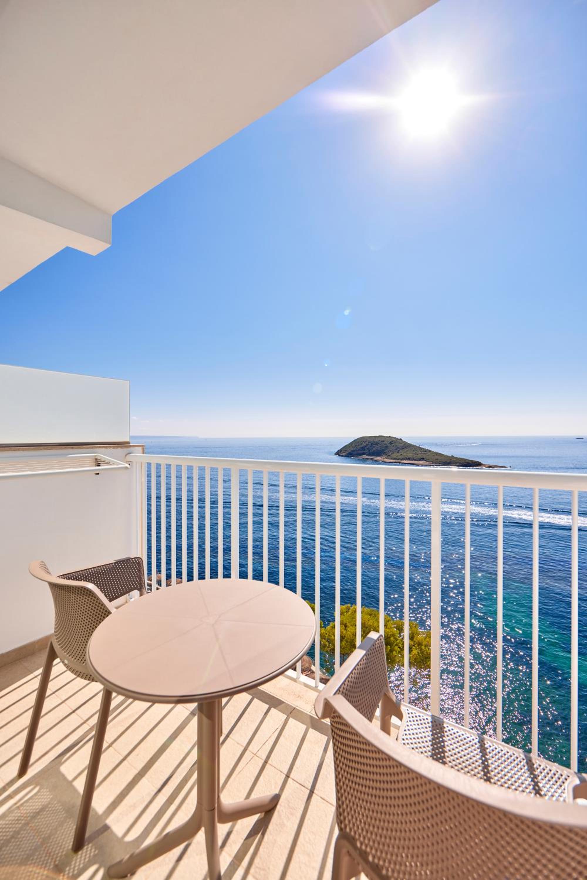Double or Twin Room with Sea View thumbnail 5