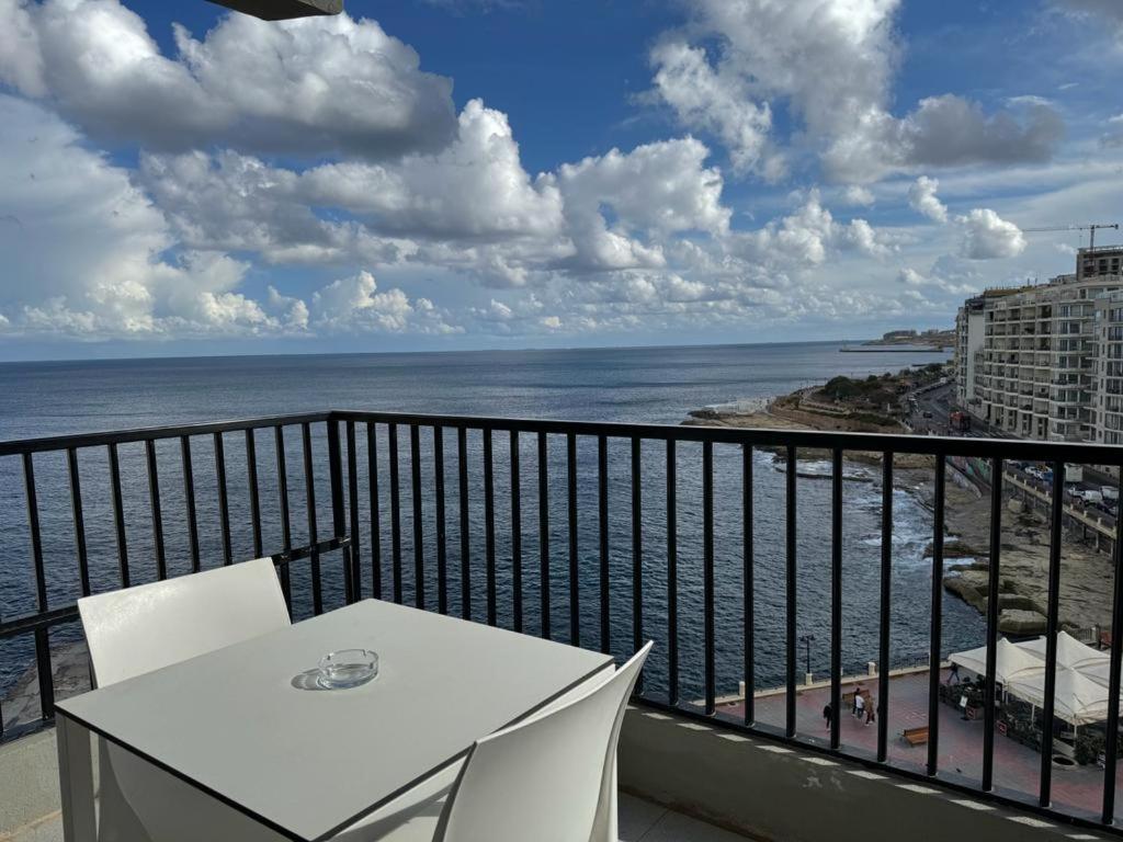 Double or Twin Room with Sea View - Photo 8