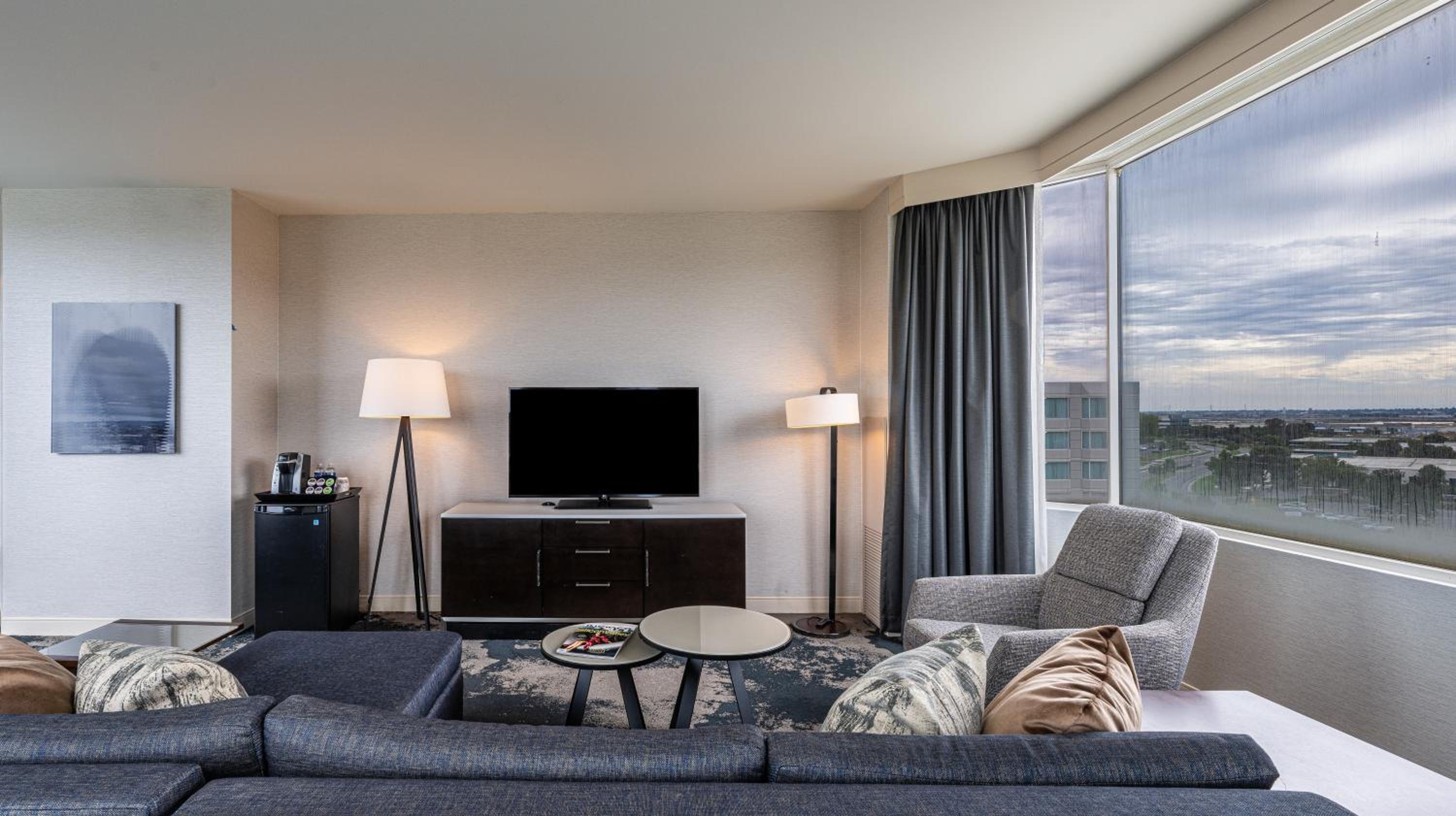 One-Bedroom Suite - Photo 5