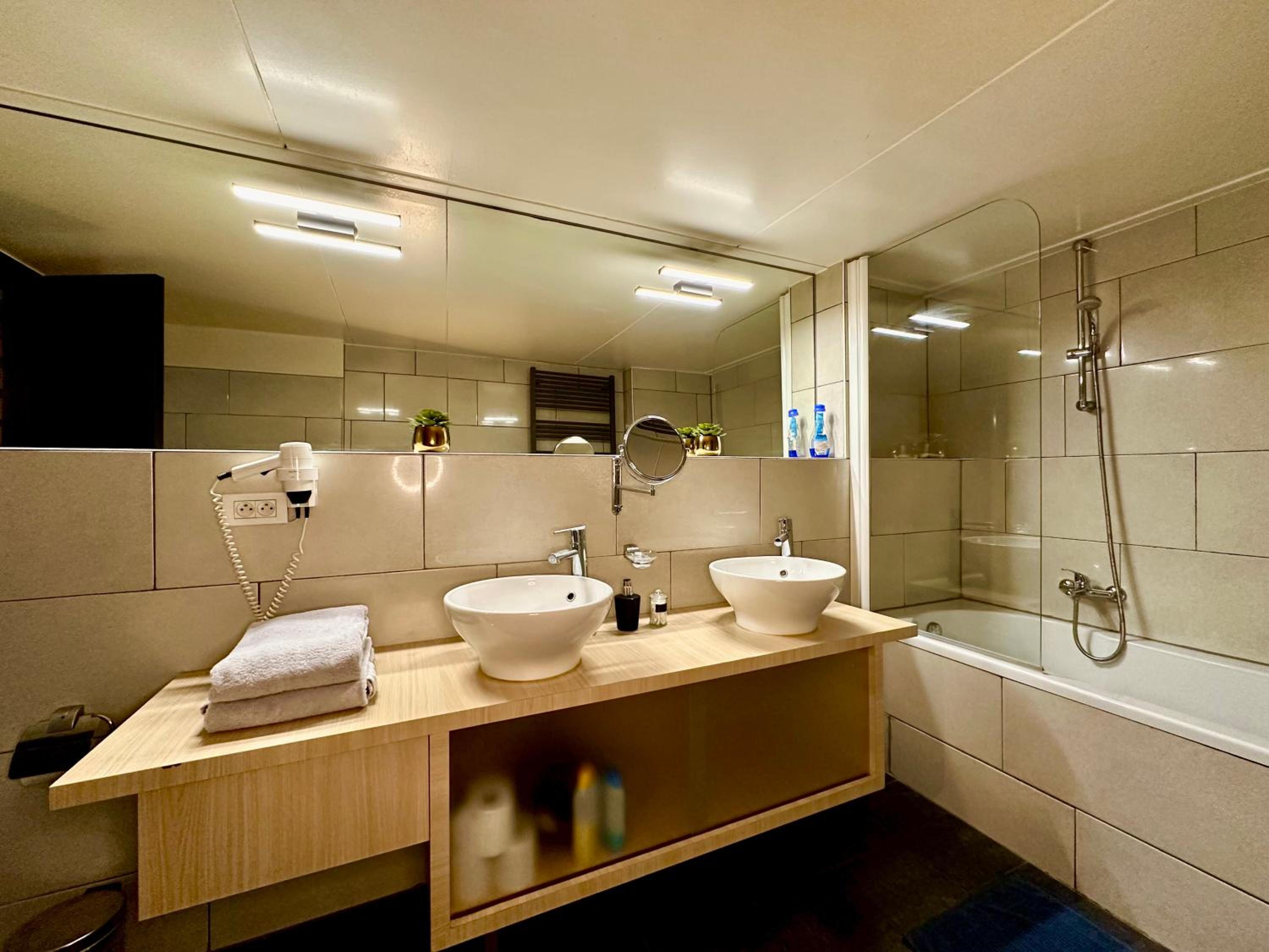 Suite - Photo 11