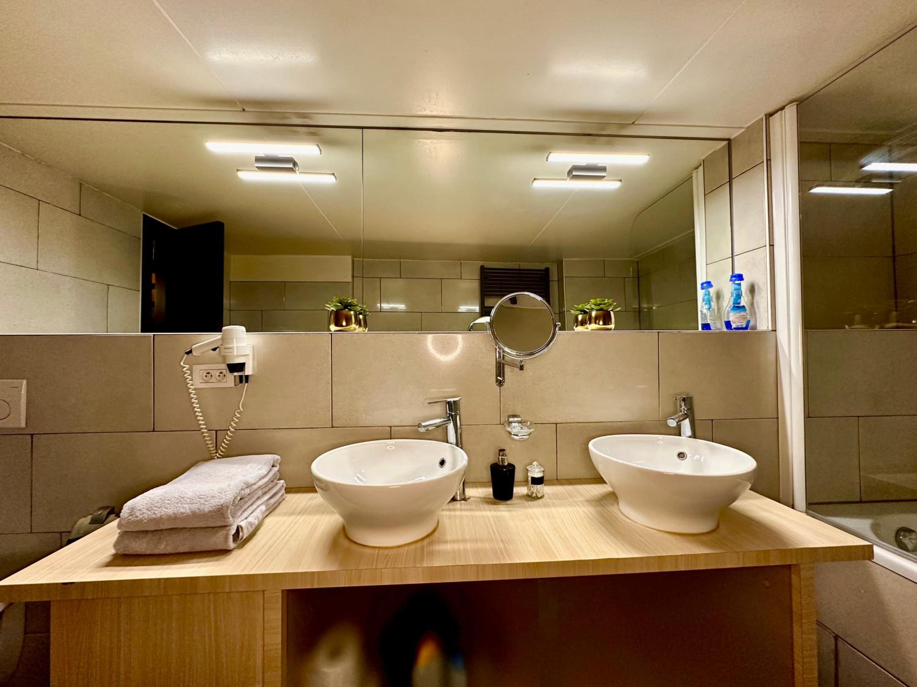 Suite - Photo 12