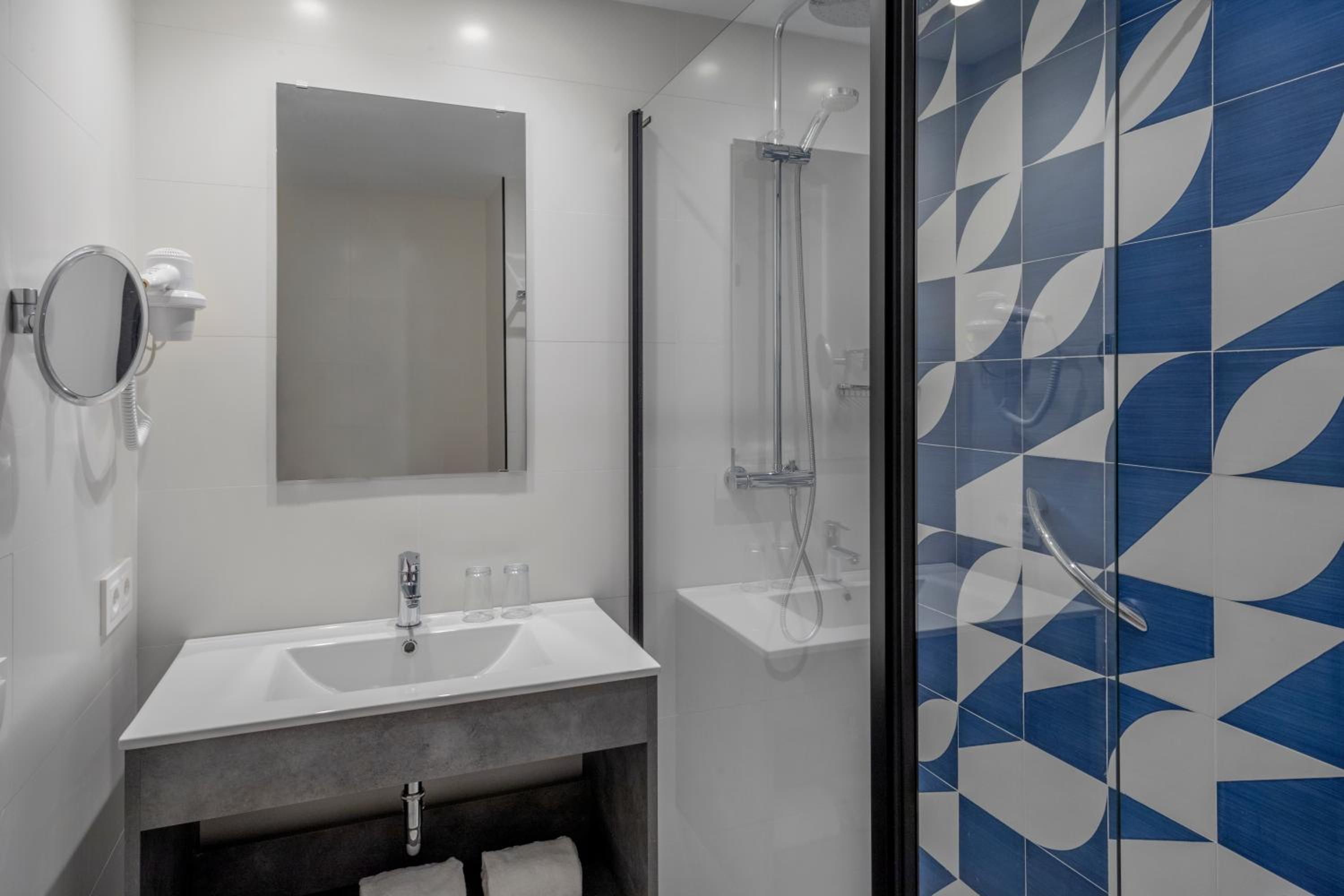 Standard Double or Twin Room thumbnail 5